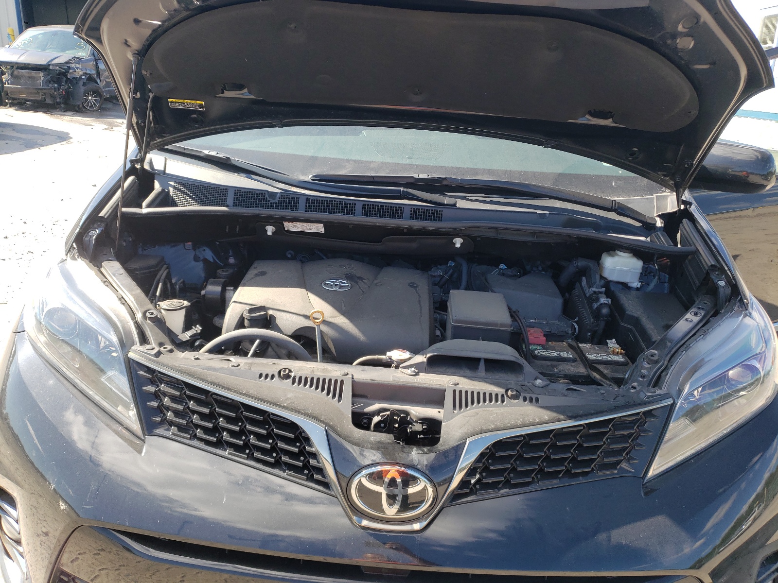 Photo 7 from auction – 2018 TOYOTA SIENNA SE with VIN 5TDXZ3DC7JS953930