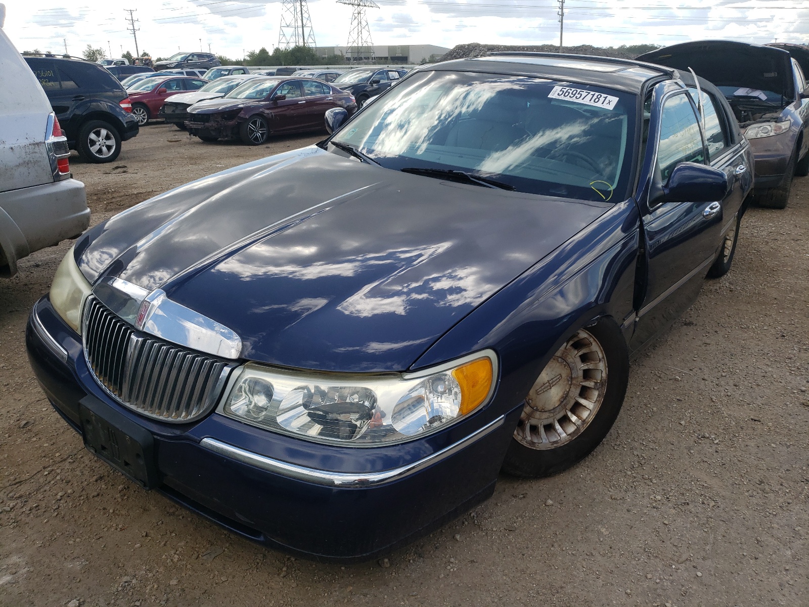 Photo 2 from auction – 2001 LINCOLN TOWN CAR E with VIN 1LNHM81W31Y712316