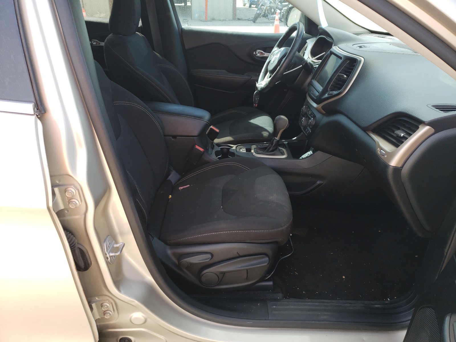Photo 5 from auction – 2015 JEEP CHEROKEE L with VIN 1C4PJLCS0FW532008