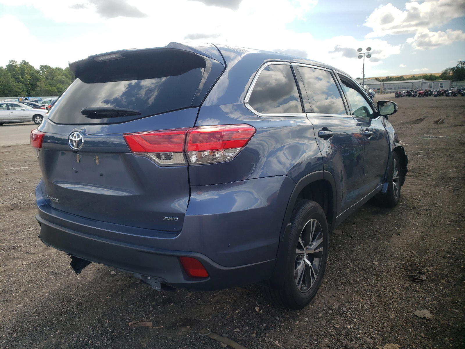Photo 4 from auction – 2017 TOYOTA HIGHLANDER with VIN 5TDBZRFH9HS400454