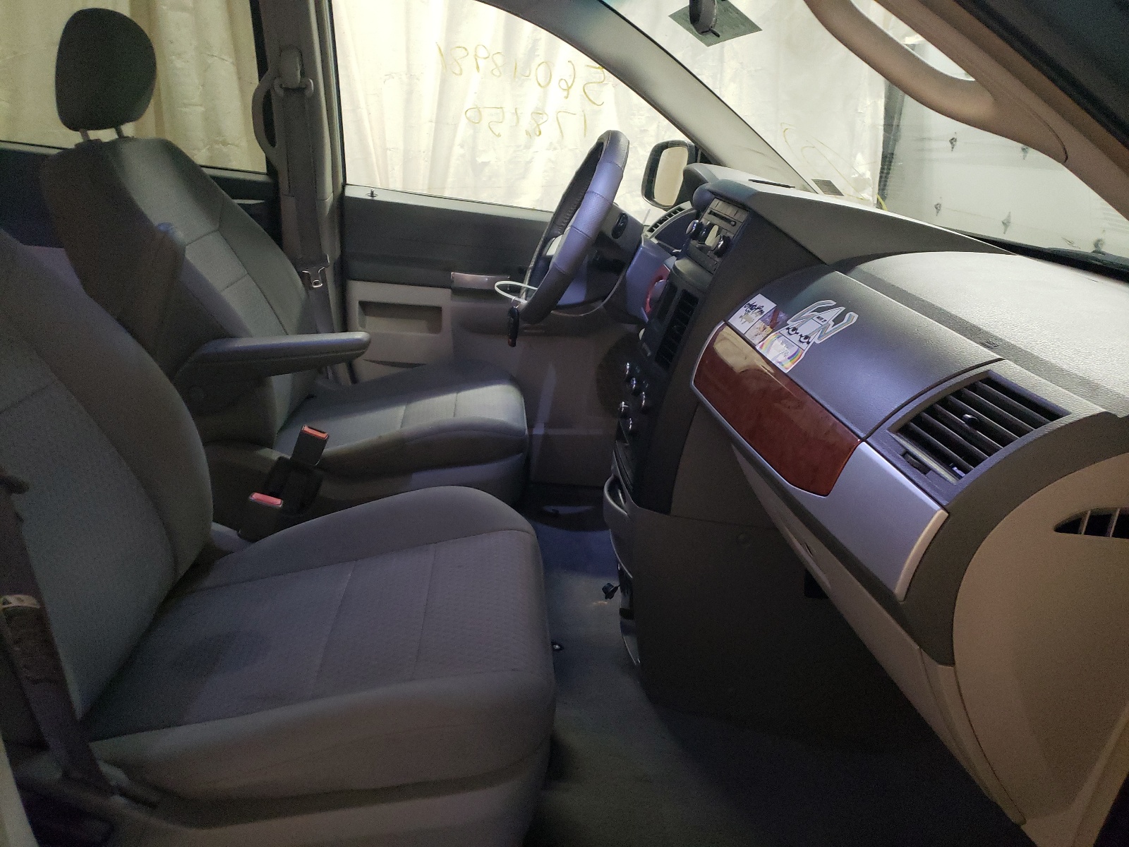Photo 5 from auction – 2008 CHRYSLER TOWN & COU with VIN 2A8HR54PX8R681422