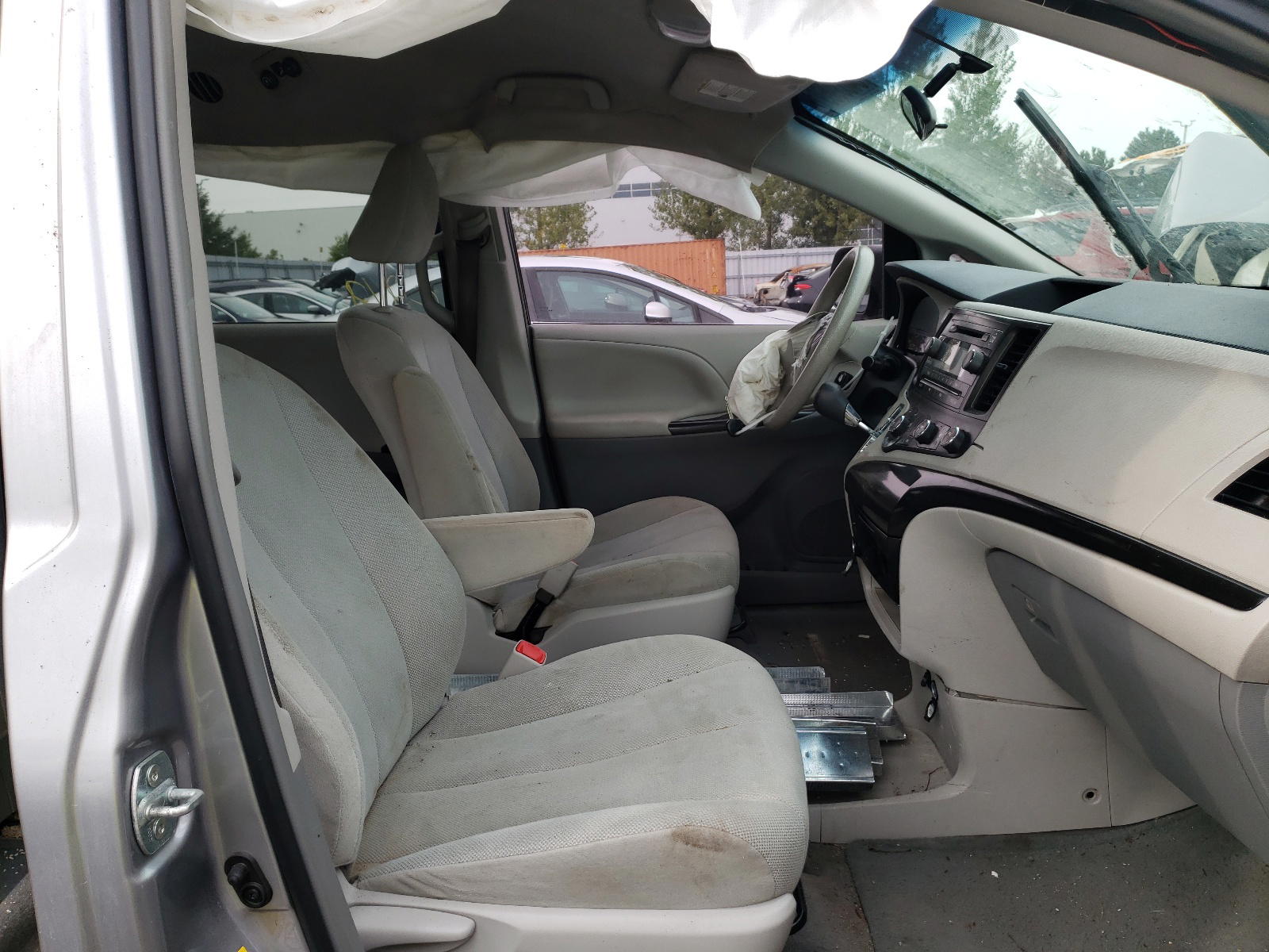 Photo 5 from auction – 2011 TOYOTA SIENNA with VIN 5TDZK3DC8BS023890