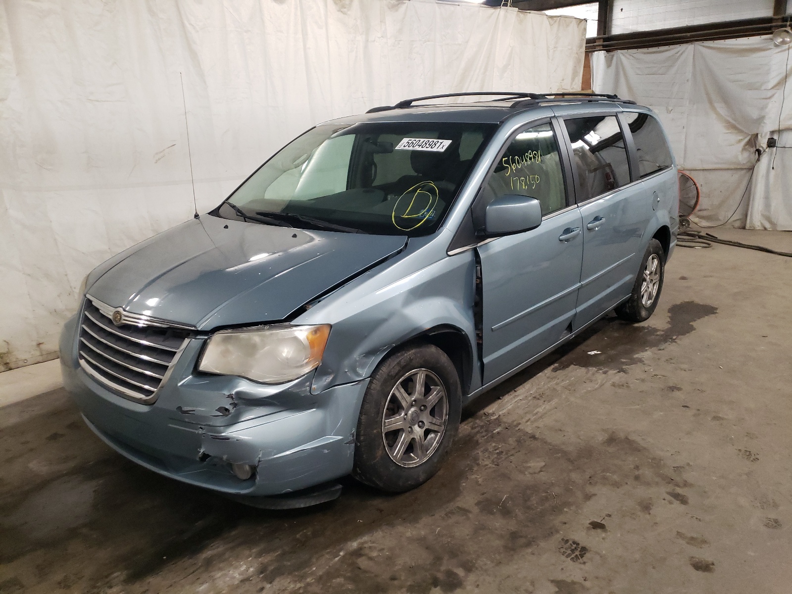 Photo 2 from auction – 2008 CHRYSLER TOWN & COU with VIN 2A8HR54PX8R681422