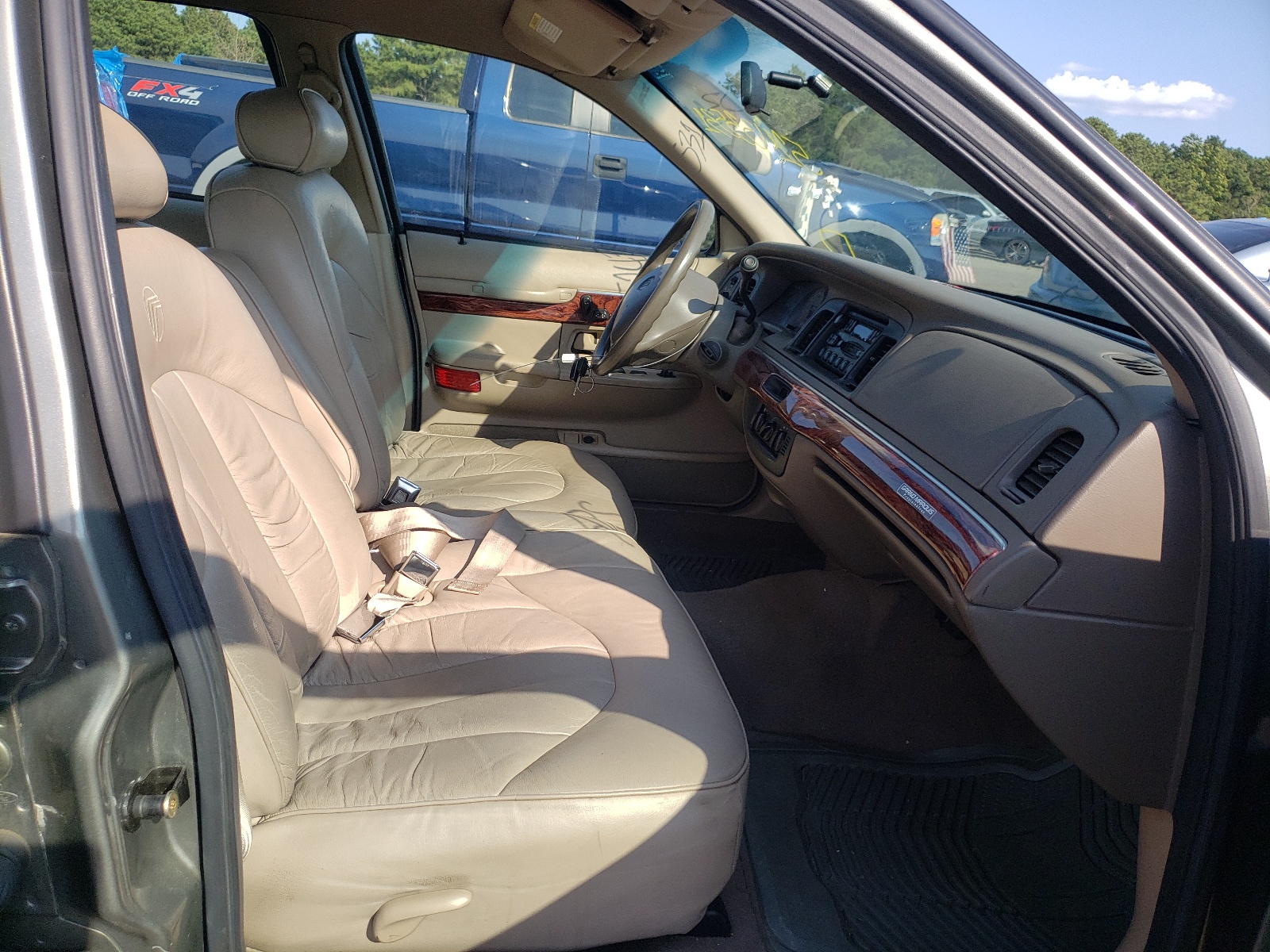 Photo 5 from auction – 2000 MERCURY GRAND MARQ with VIN 2MEFM74W1YX689841