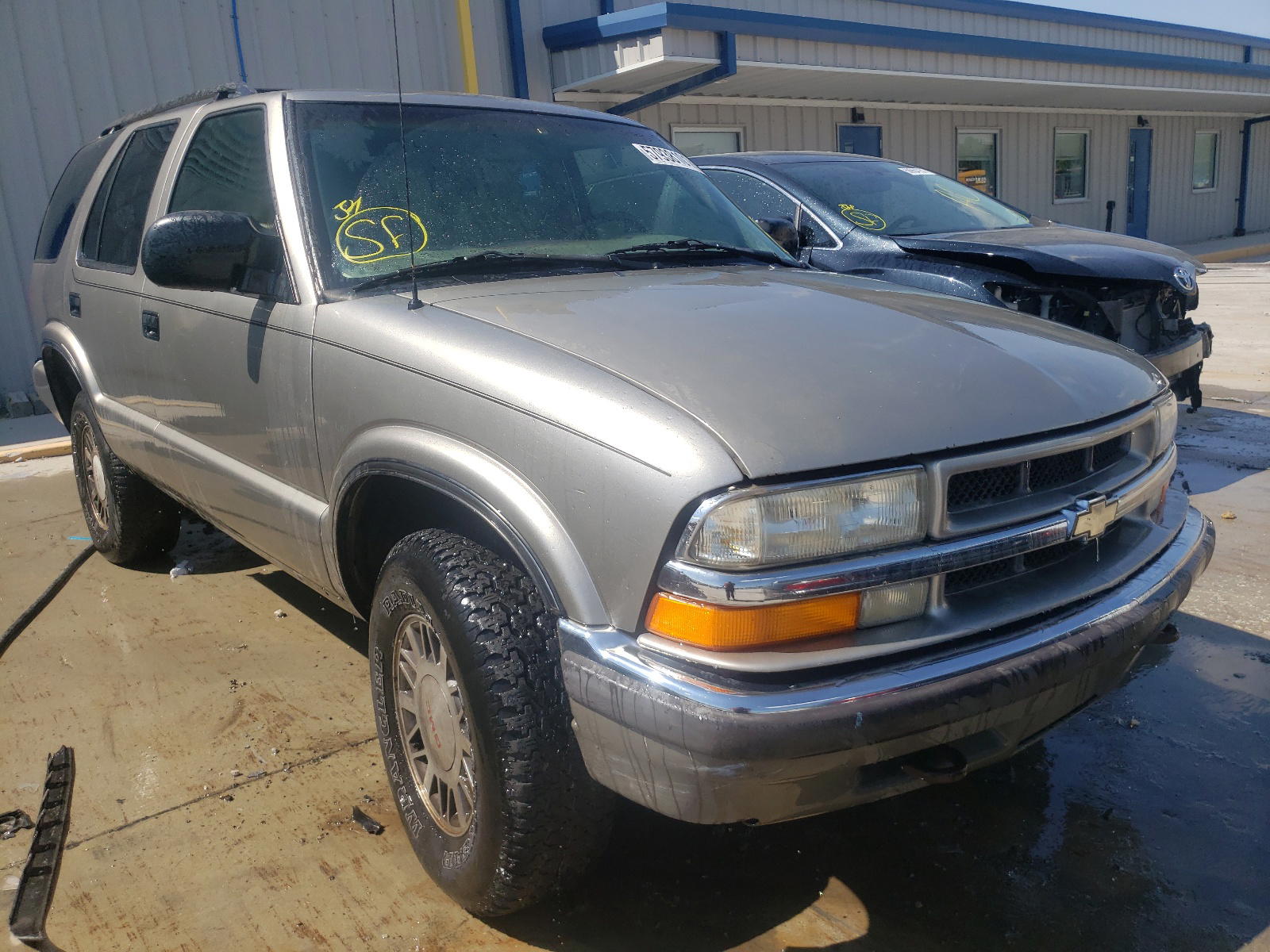 CHEVROLET BLAZER 2000 with VIN 1GNDT13W4Y2138372 - Photo from auction