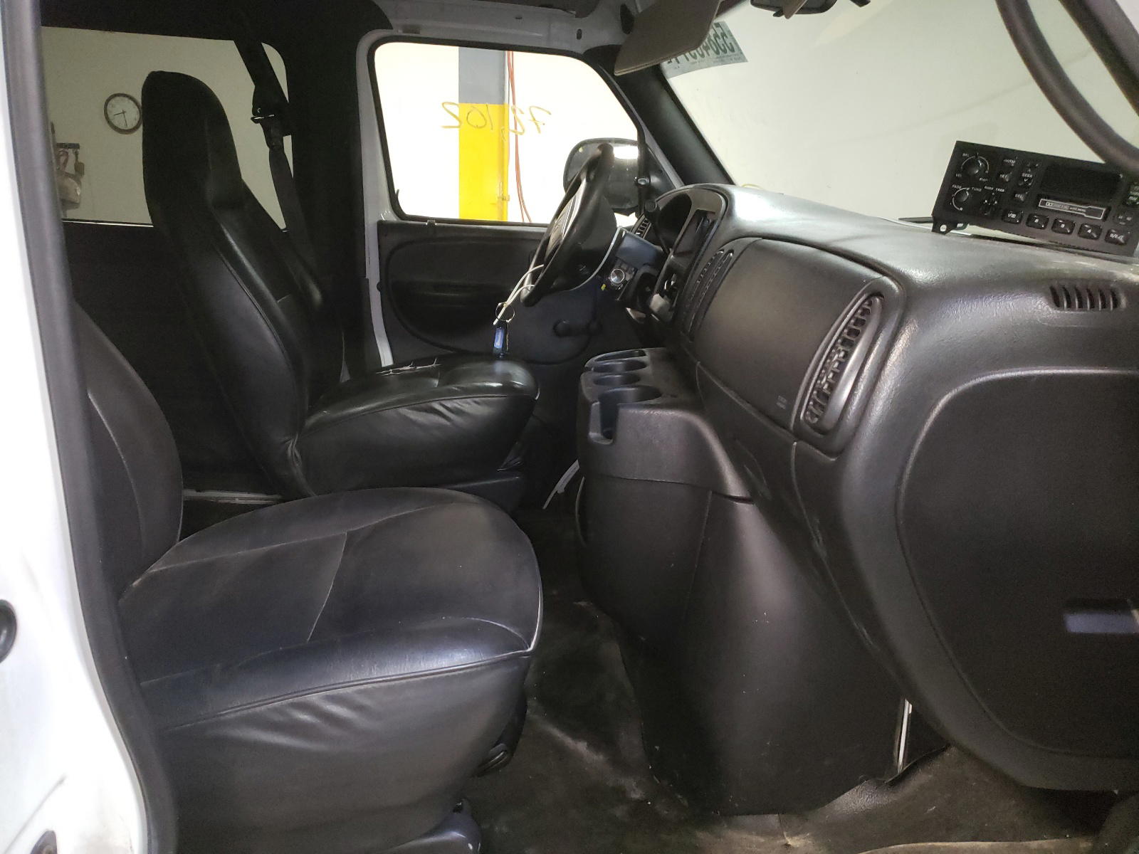 Photo 5 from auction – 2001 DODGE RAM WAGON with VIN 2B5WB35YX1K543725
