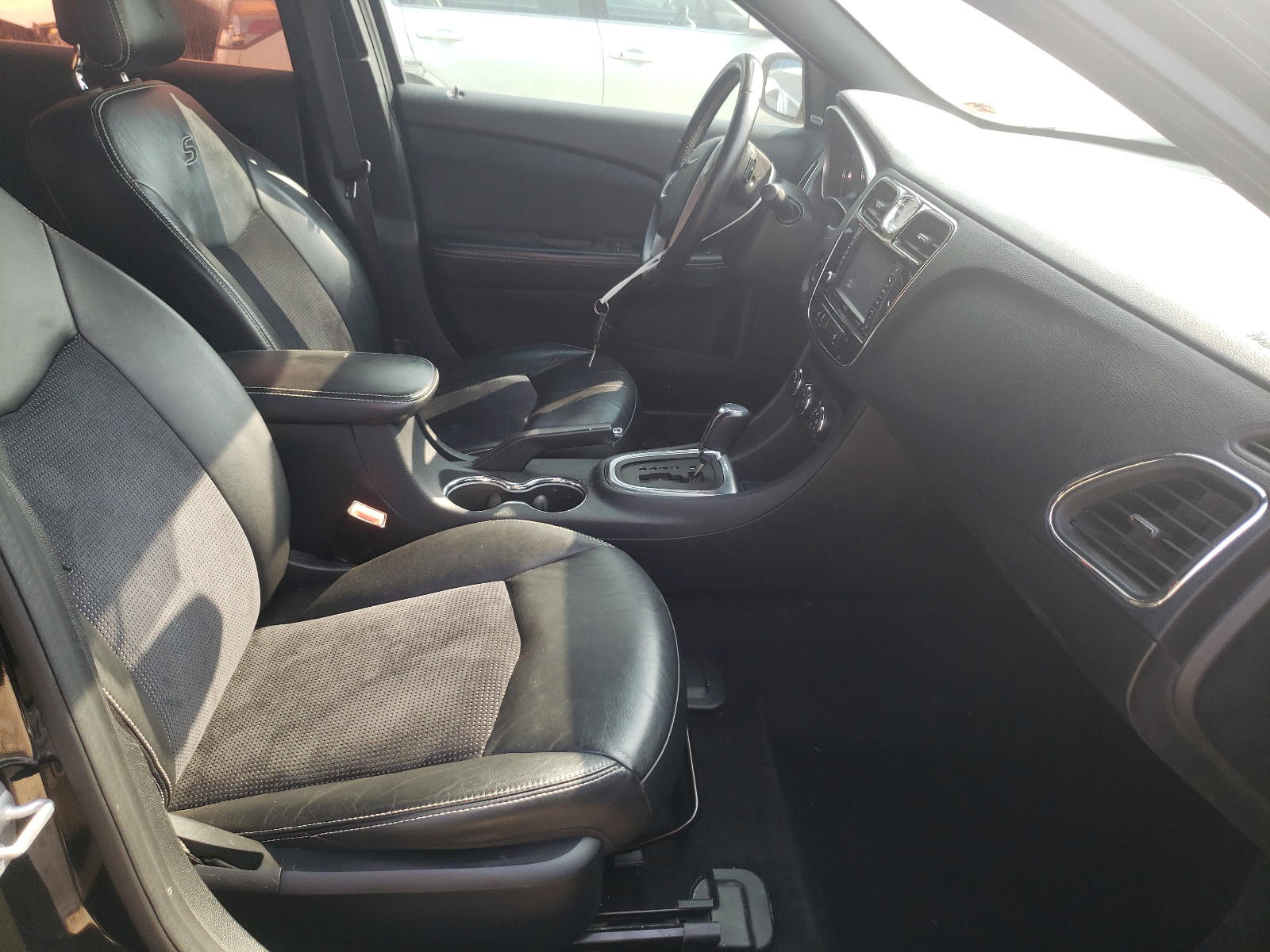 Photo 5 from auction – 2011 CHRYSLER 200 S with VIN 1C3BC8FG7BN612130