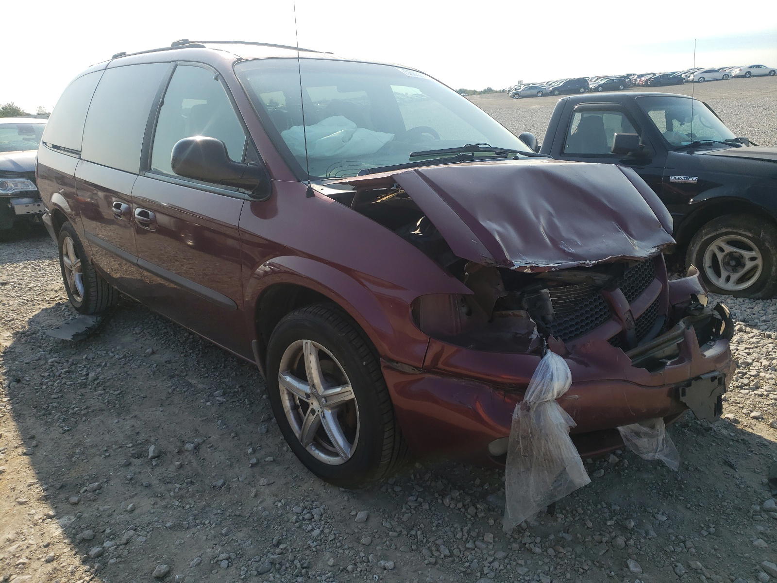 DODGE GRAND CARA 2002 with VIN 1B4GP44R32B582593 - Photo from auction