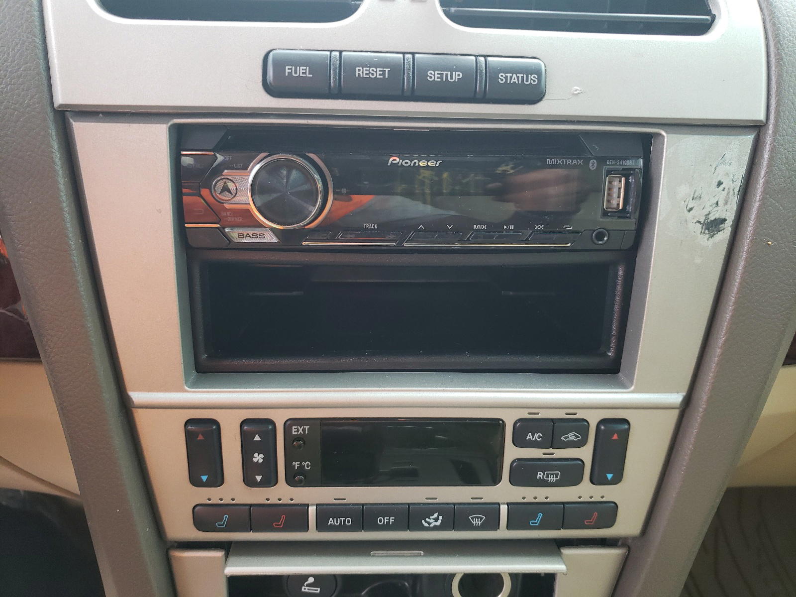 Photo 9 from auction – 2005 LINCOLN LS with VIN 1LNHM87AX5Y616121