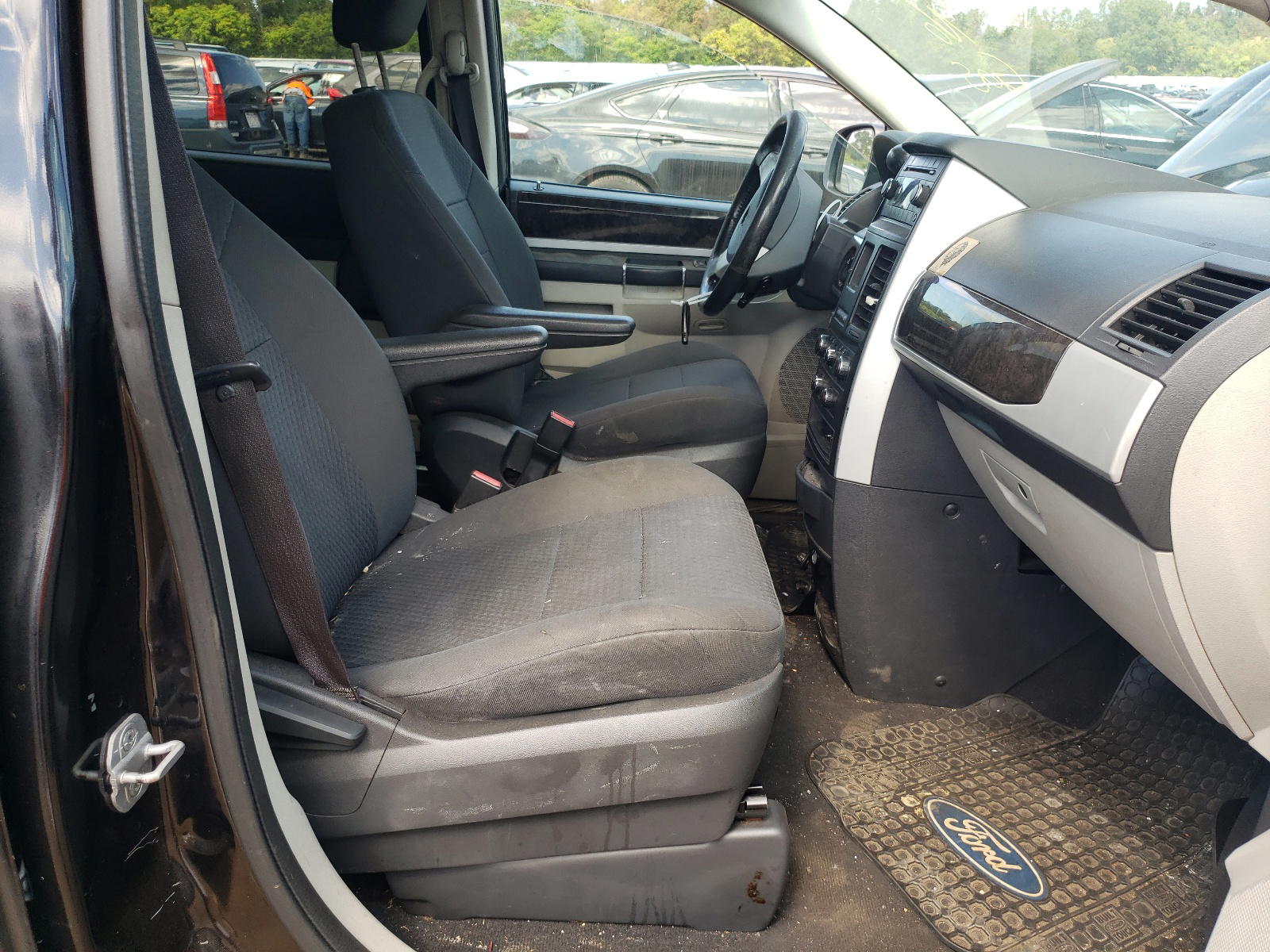 Photo 5 from auction – 2010 DODGE GRAND CARA with VIN 2D4RN5D10AR268128