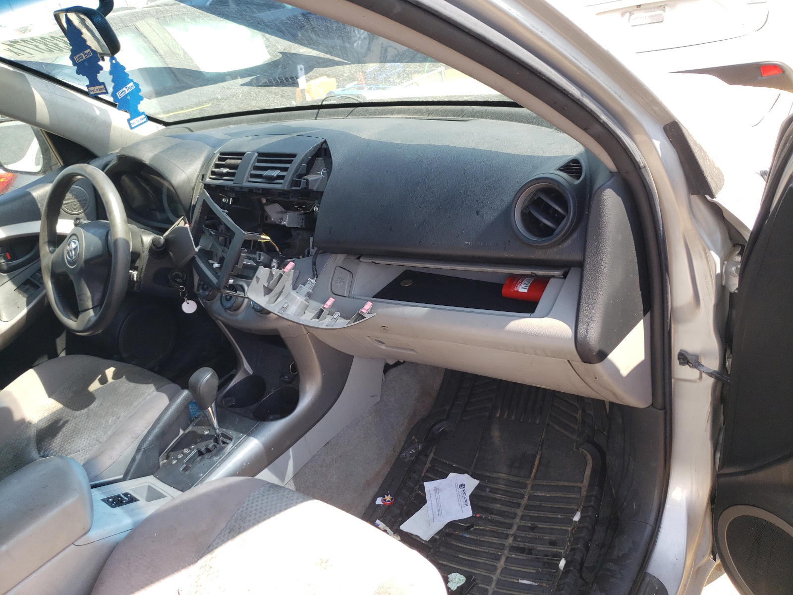 Photo 9 from auction – 2006 TOYOTA RAV4 with VIN JTMBD33V866019374