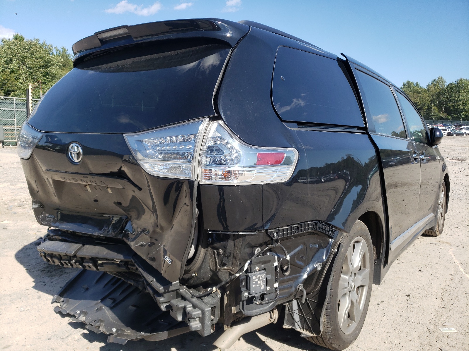 Photo 4 from auction – 2018 TOYOTA SIENNA SE with VIN 5TDXZ3DC7JS953930