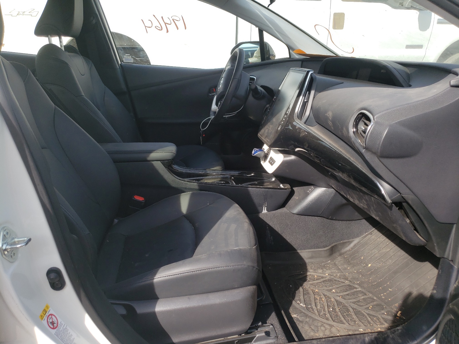 Photo 5 from auction – 2018 TOYOTA PRIUS PRIM with VIN JTDKARFP6J3071699