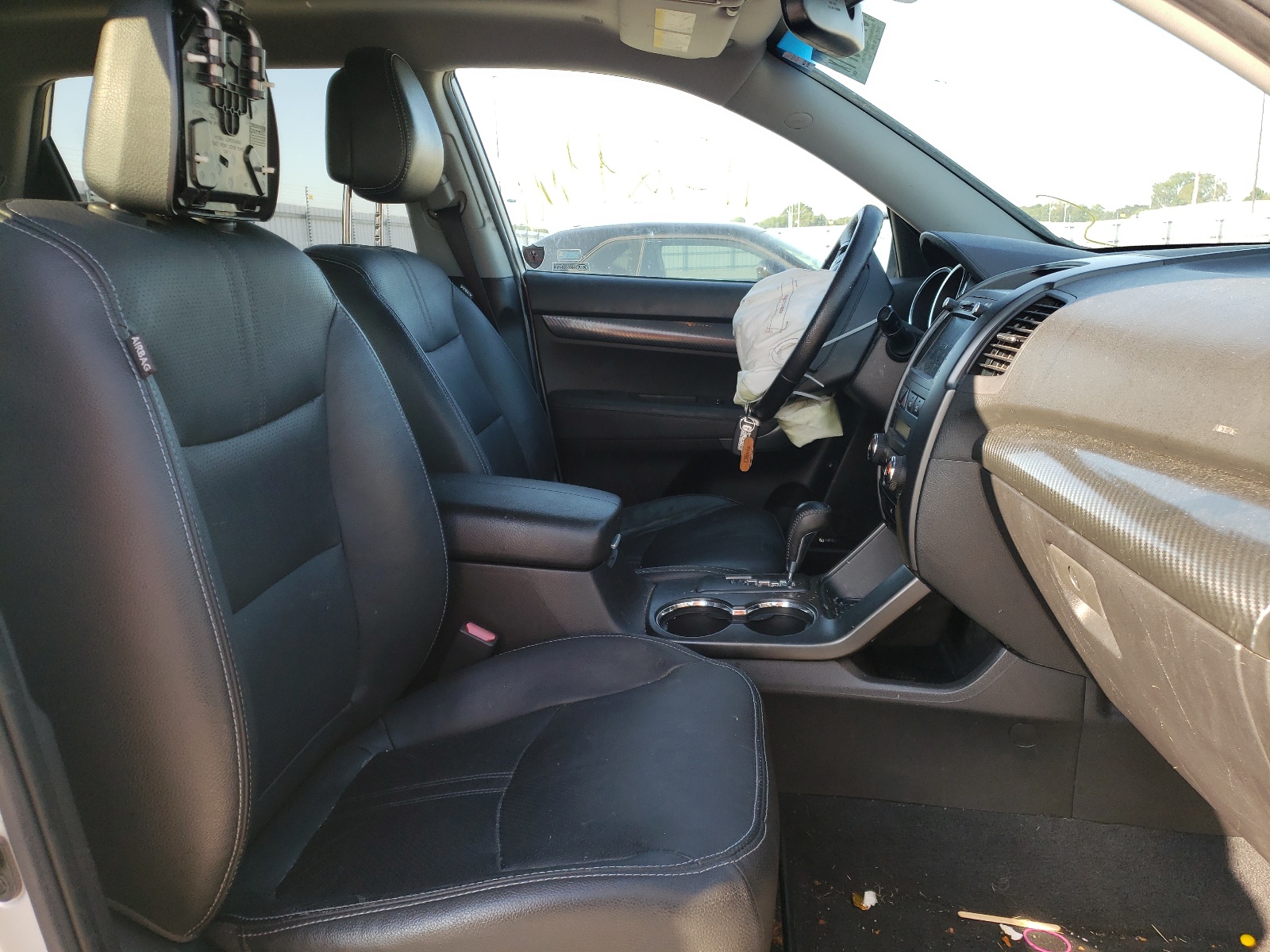 Photo 5 from auction – 2011 KIA SORENTO SX with VIN 5XYKWDA23BG172549