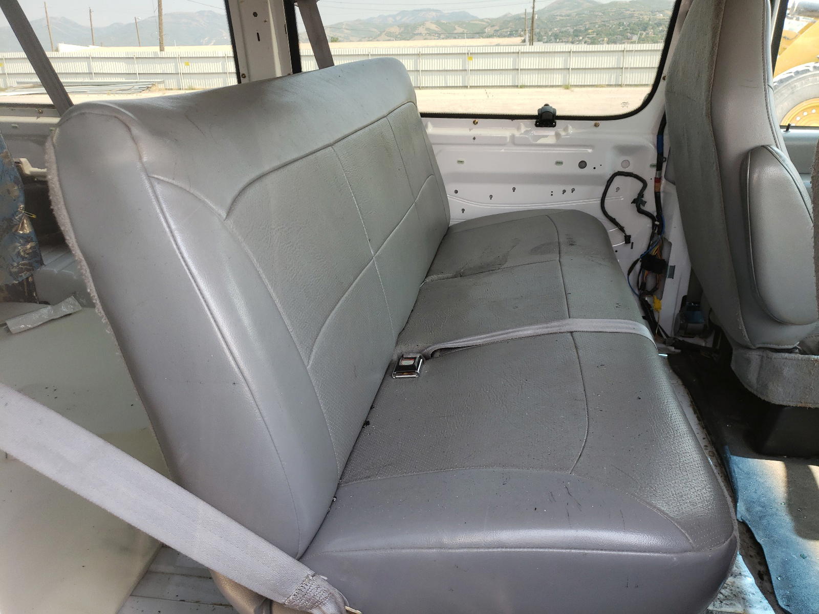 Photo 6 from auction – 2004 FORD ECONOLINE with VIN 1FBNE31L74HB06927
