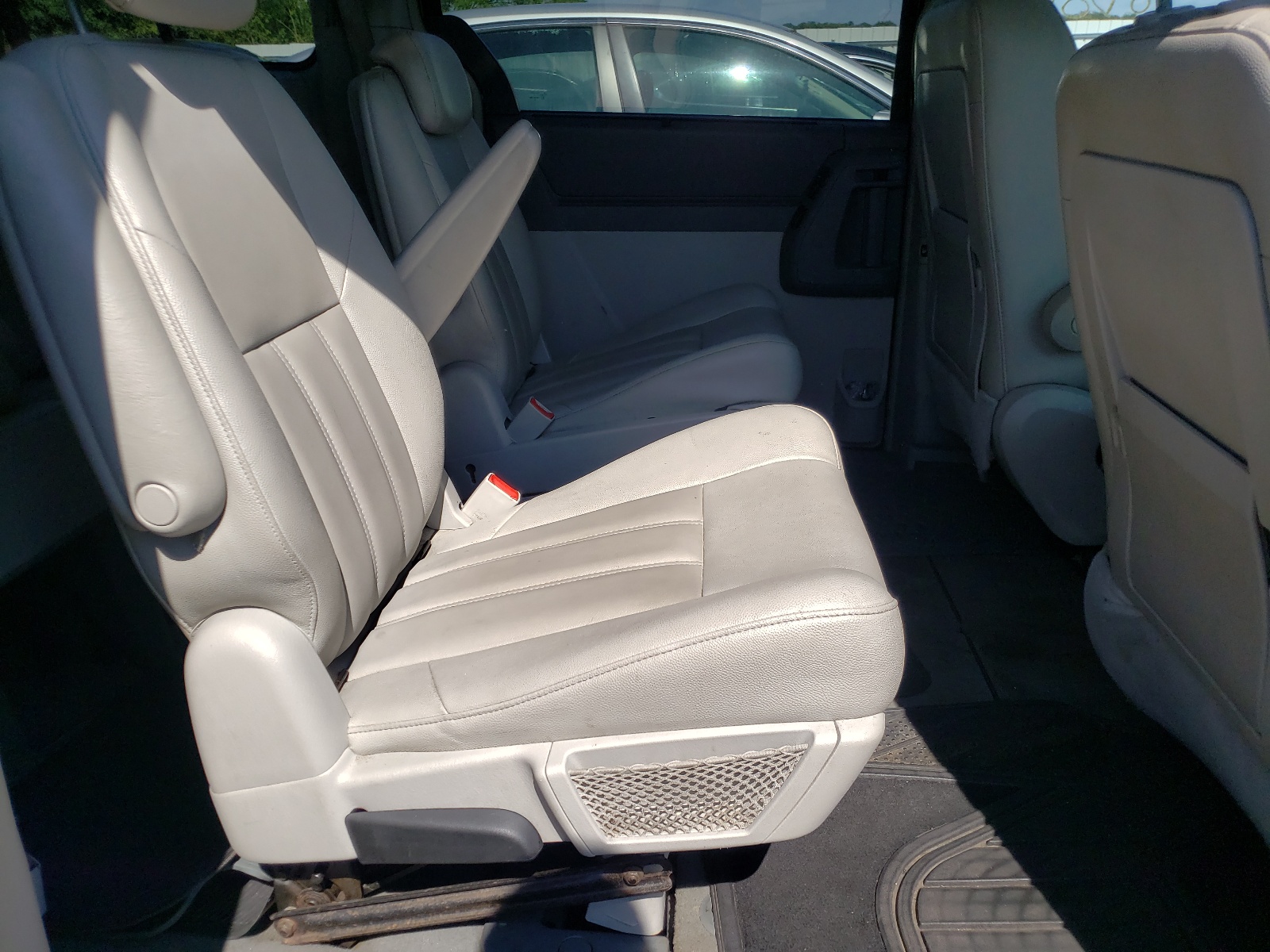 Photo 6 from auction – 2008 CHRYSLER TOWN & COU with VIN 2A8HR54P78R843636