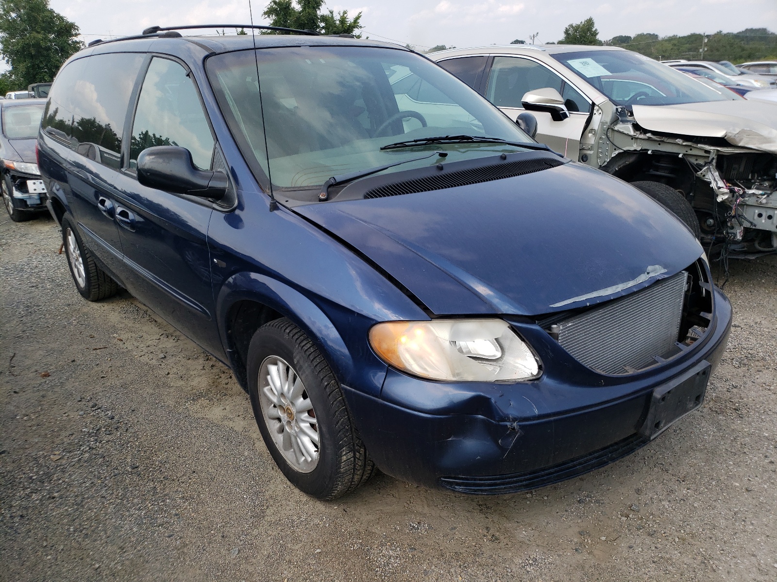 CHRYSLER TOWN & COU 2002 مع رقم تعريف المركبة 2C8GP74L02R708263 - صورة من المزاد