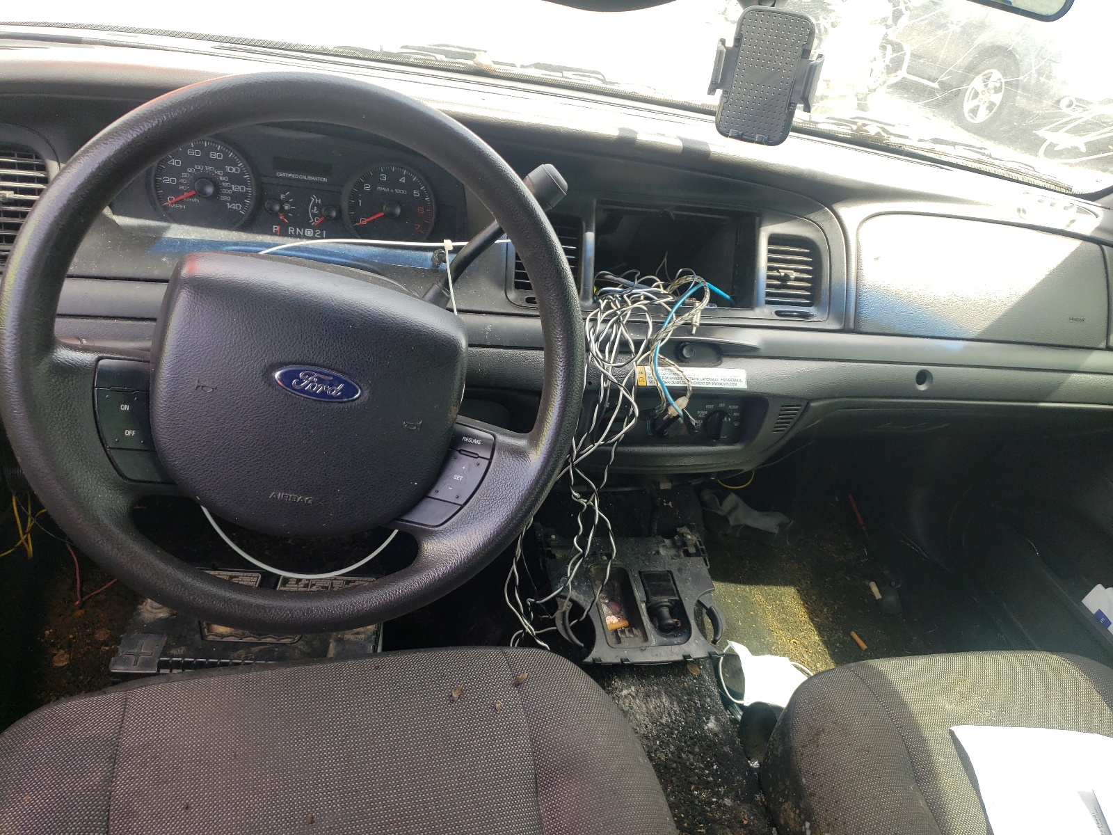Photo 9 from auction – 2006 FORD CROWN VICT with VIN 2FAHP71W86X147273
