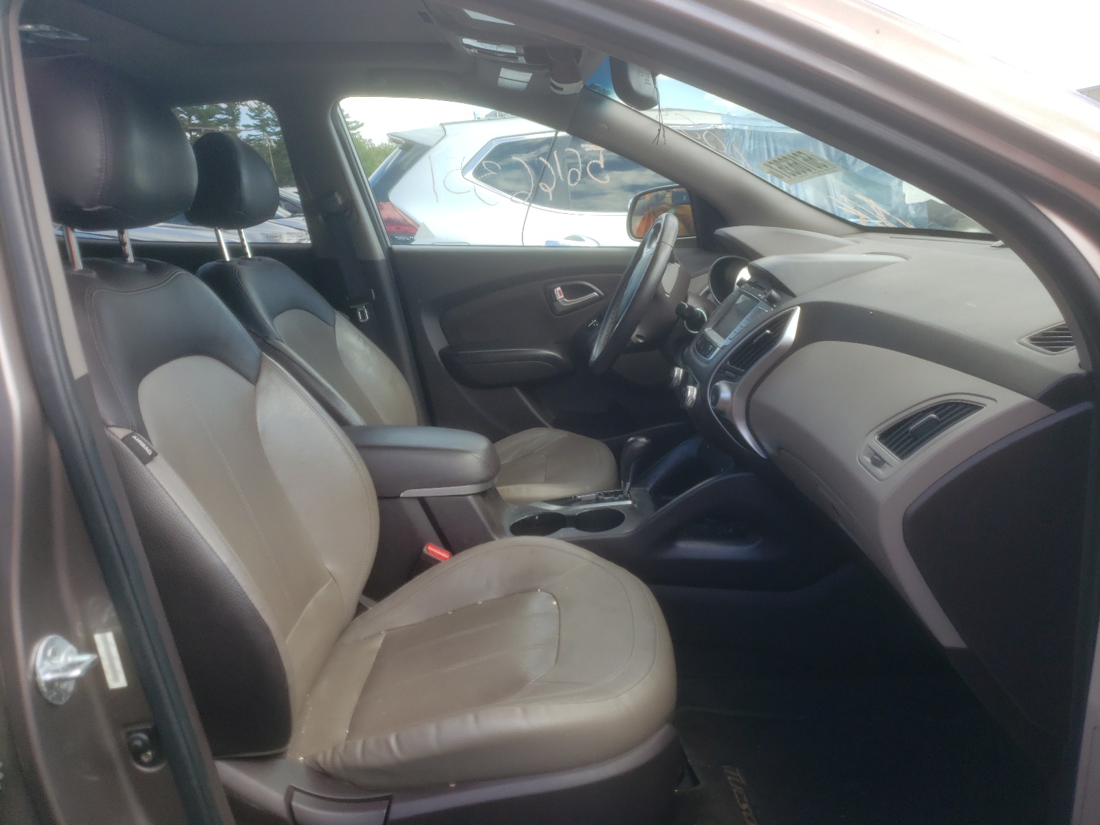 Photo 5 from auction – 2012 HYUNDAI TUCSON GLS with VIN KM8JUCAC0CU543179