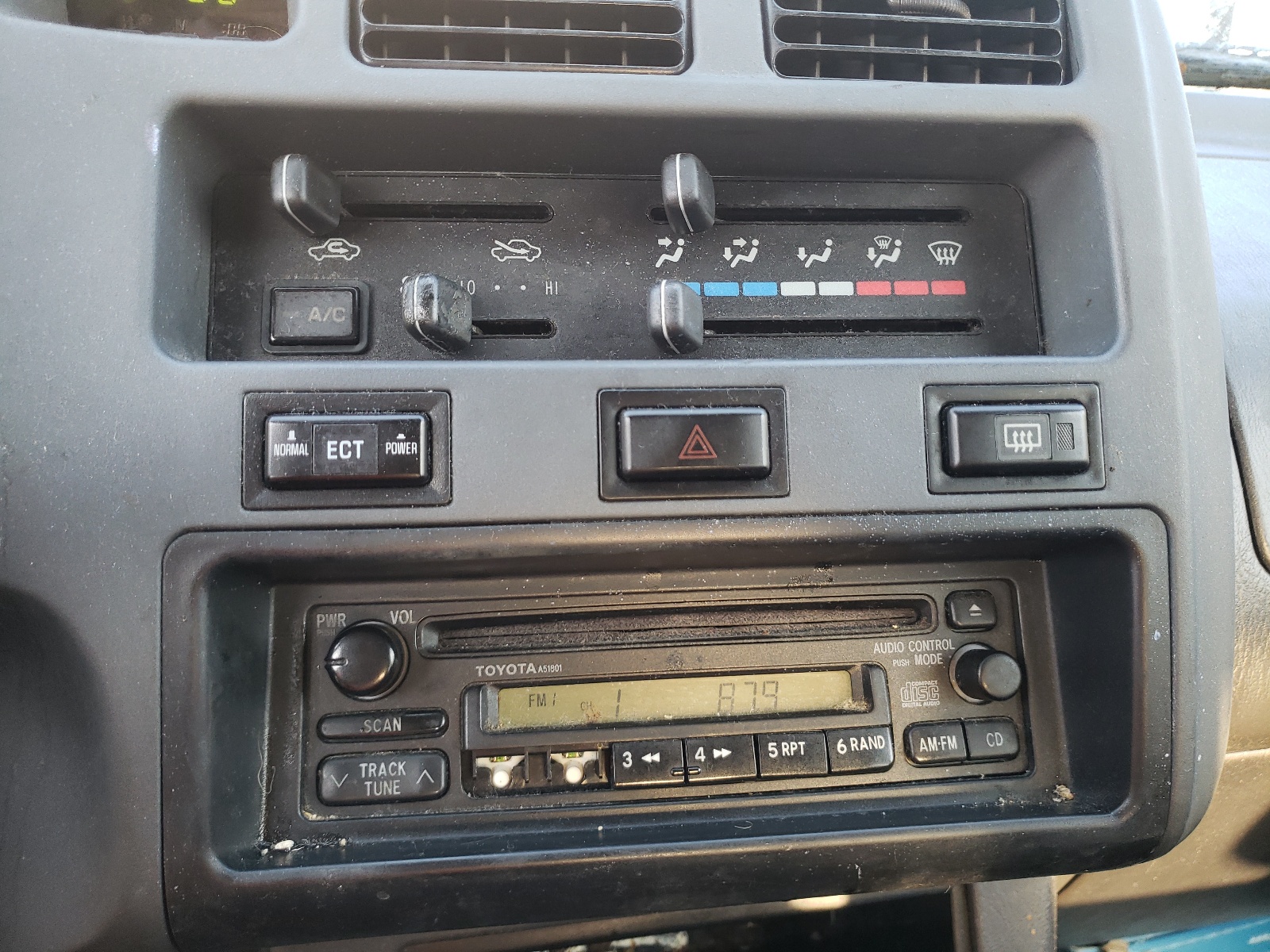 Photo 9 from auction – 1998 TOYOTA RAV4 with VIN JT3HP10V2W0167067