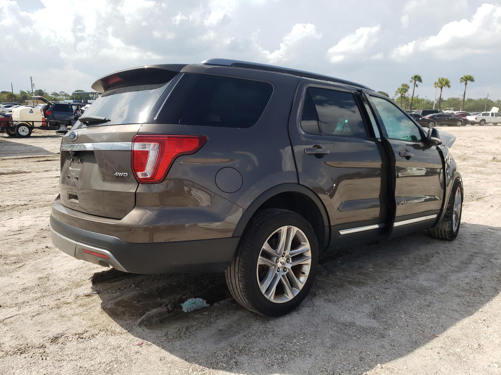 Photo 4 from auction – 2016 FORD EXPLORER X with VIN 1FM5K8D80GGB83539
