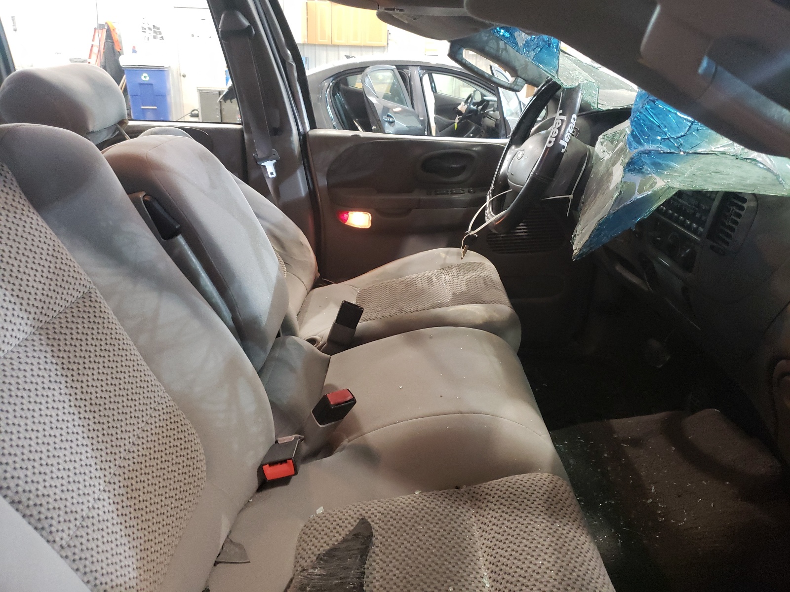 Photo 5 from auction – 2002 FORD F150 SUPER with VIN 1FTRW08L32KE08004