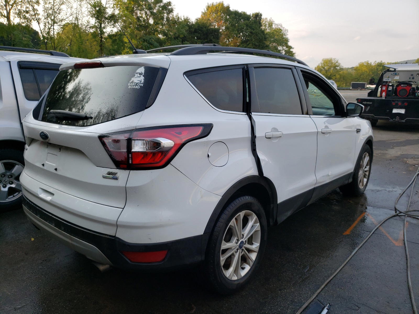 Photo 4 from auction – 2017 FORD ESCAPE SE with VIN 1FMCU9GD1HUD99404