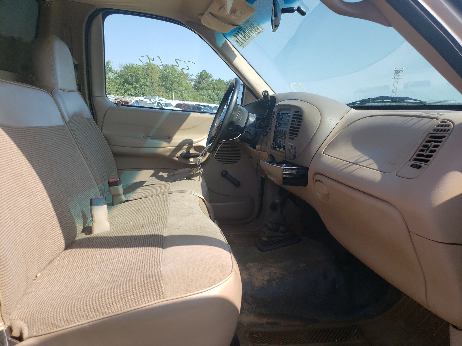 Photo 5 from auction – 1998 FORD F150 with VIN 1FTRF18L2WKA42807