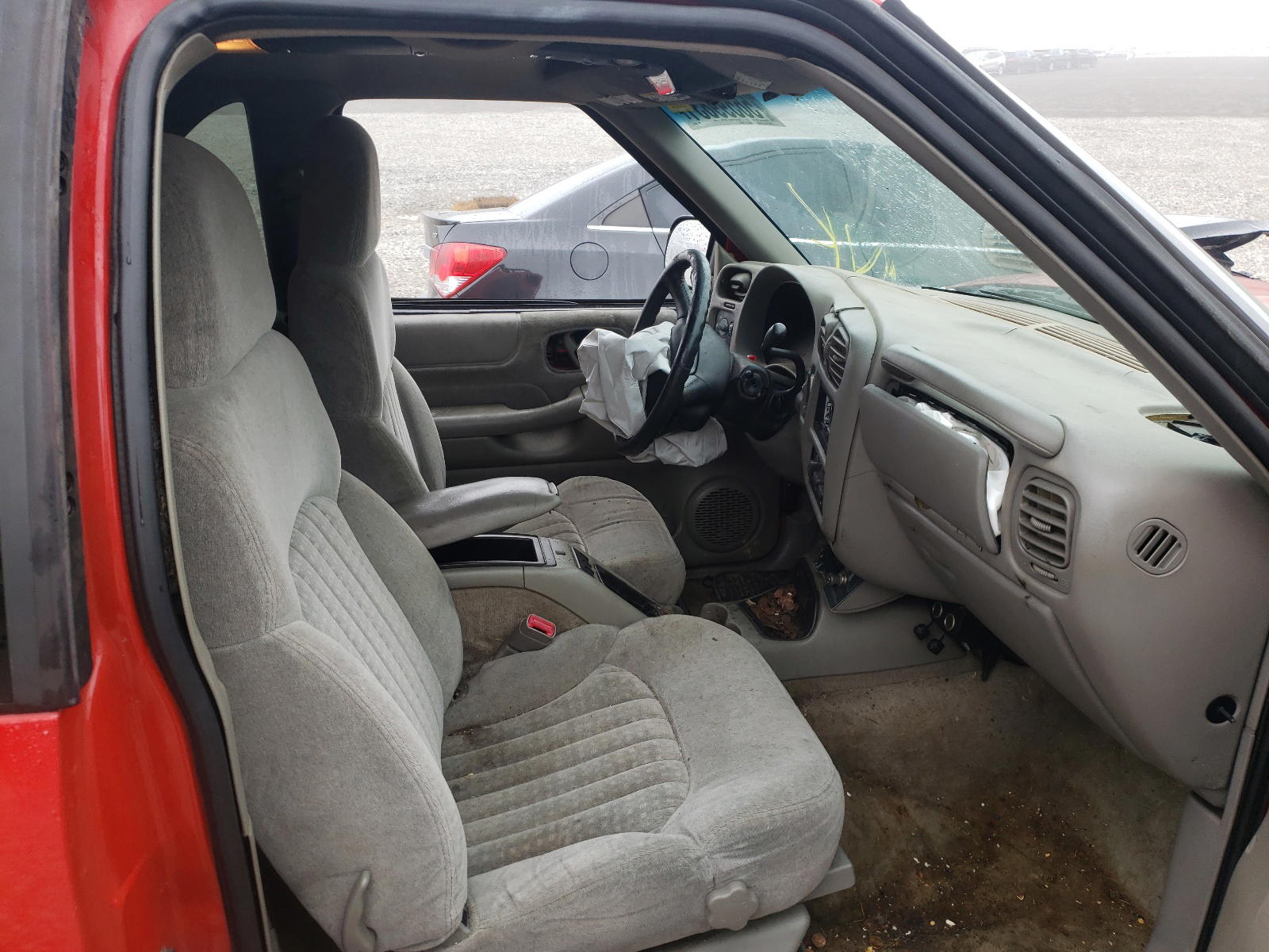 Photo 5 from auction – 2000 CHEVROLET BLAZER with VIN 1GNCS18W4YK300279