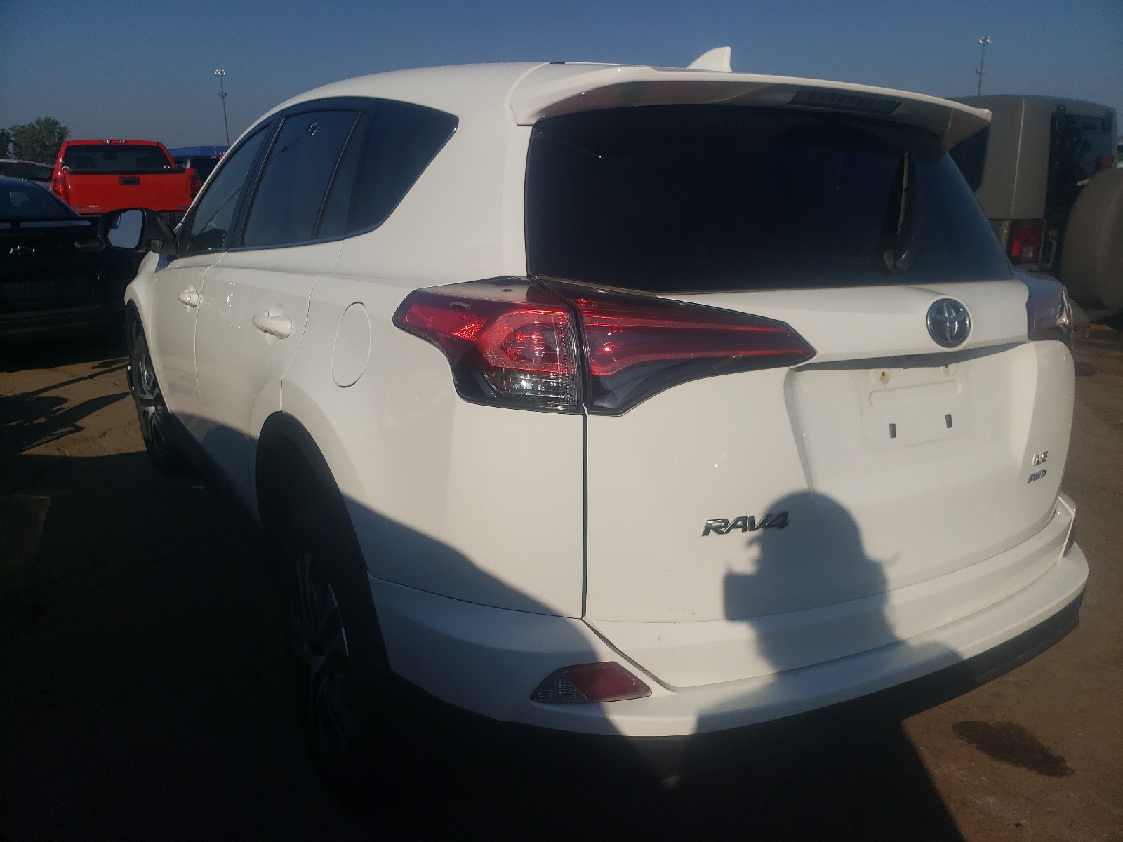 Photo 3 from auction – 2018 TOYOTA RAV4 LE with VIN JTMBFREV8JJ182249