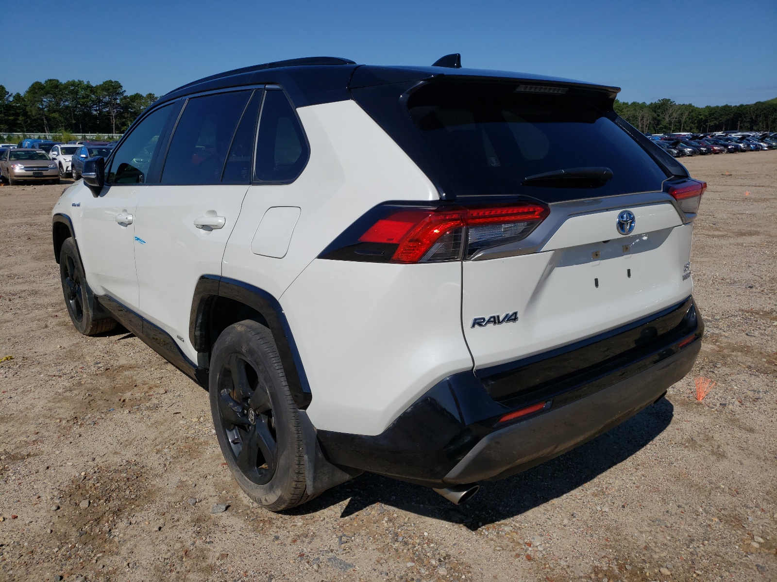 Photo 3 from auction – 2020 TOYOTA RAV4 XSE with VIN JTMEWRFV2LJ041692