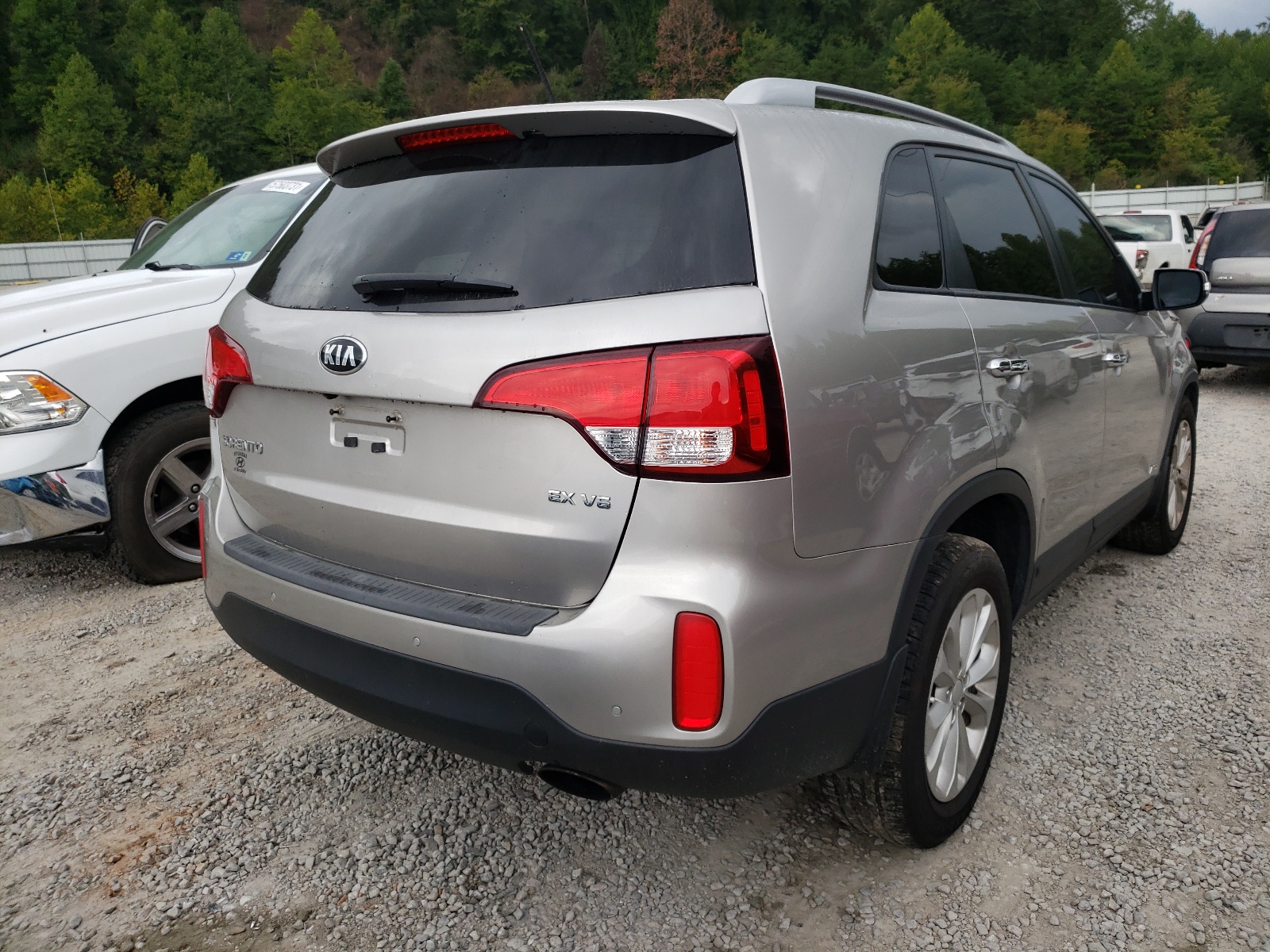Photo 4 from auction – 2015 KIA SORENTO EX with VIN 5XYKUDA74FG602810