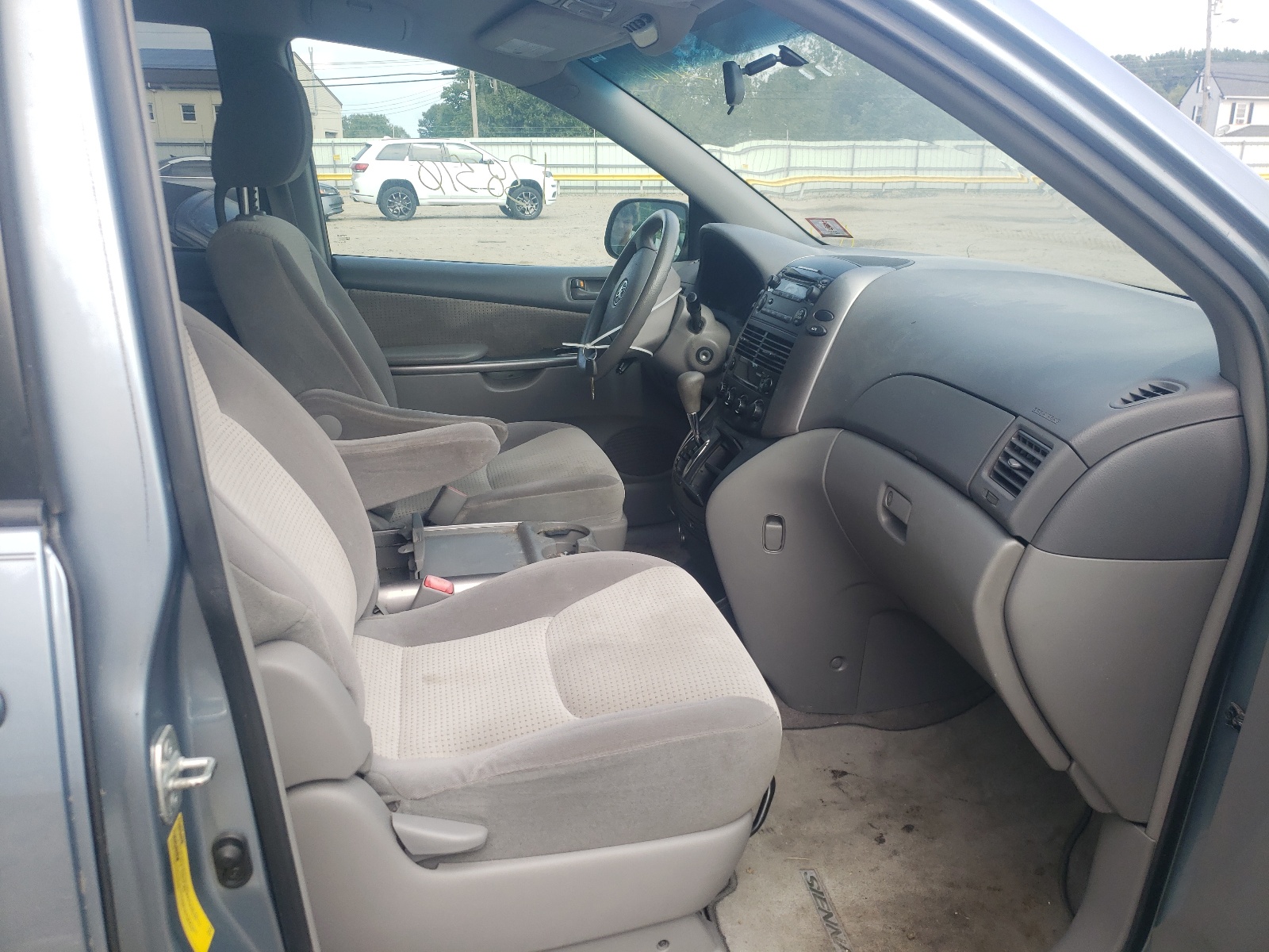 Photo 5 from auction – 2010 TOYOTA SIENNA CE with VIN 5TDKK4CC2AS312559