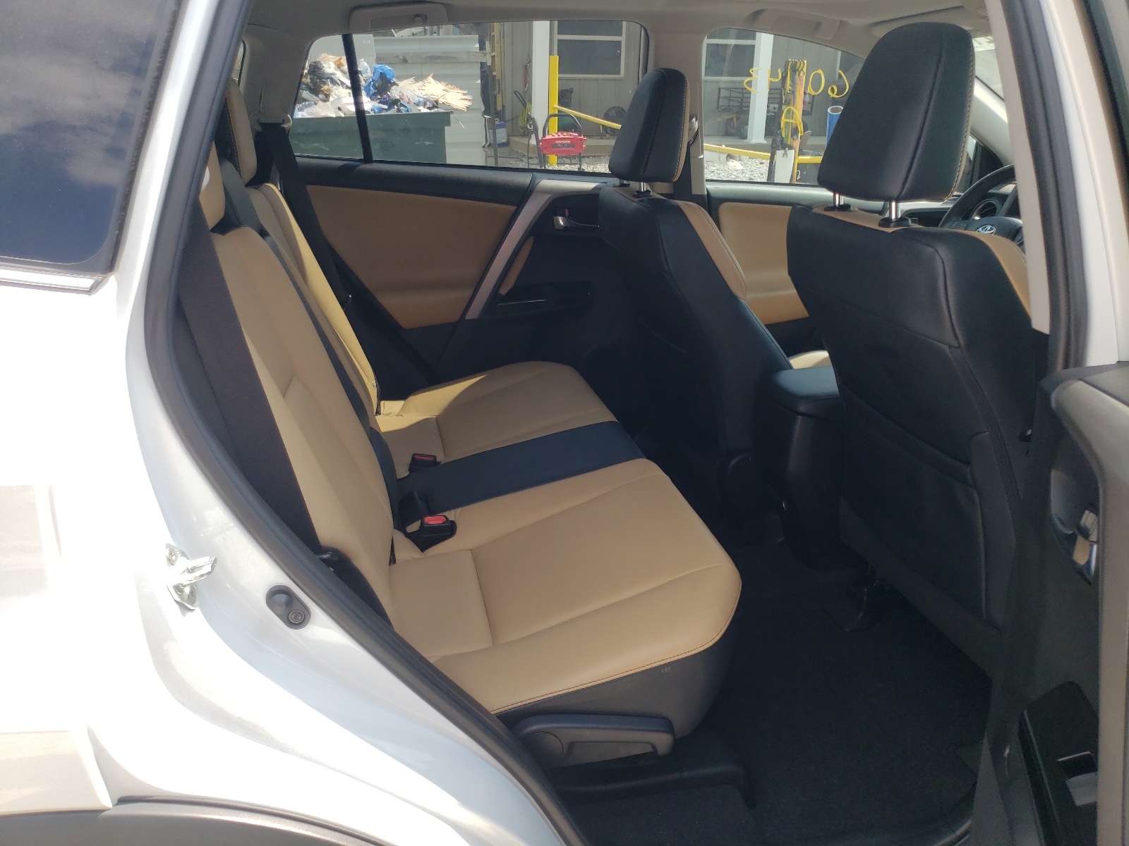 Photo 6 from auction – 2018 TOYOTA RAV4 LIMIT with VIN 2T3YFREV4JW444053