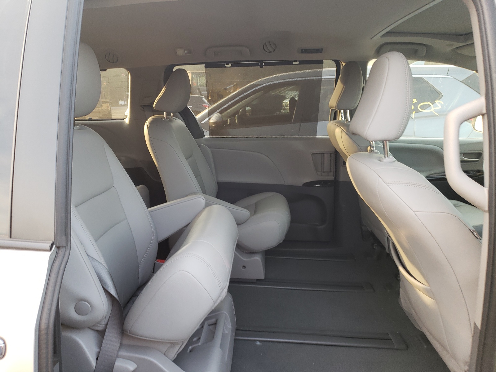 Photo 6 from auction – 2020 TOYOTA SIENNA XLE with VIN 5TDDZ3DC4LS228887