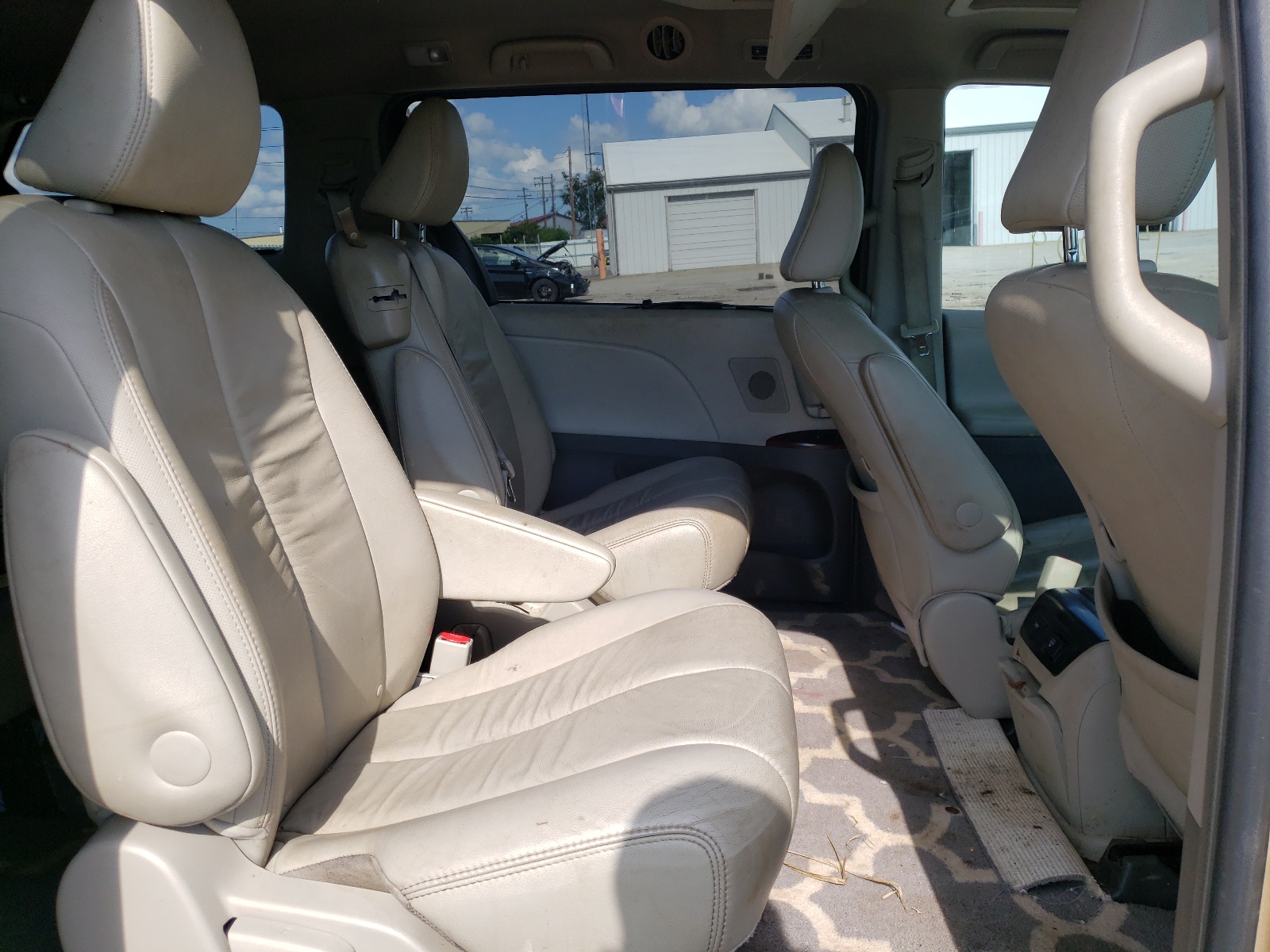 Photo 6 from auction – 2012 TOYOTA SIENNA XLE with VIN 5TDYK3DC7CS203729