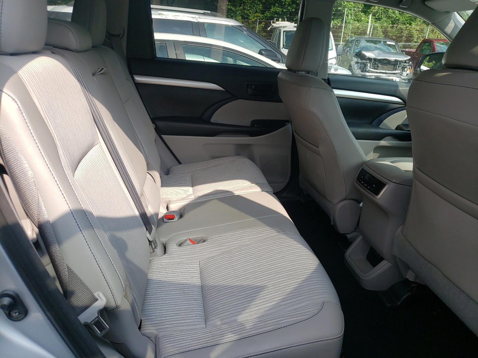 Photo 6 from auction – 2018 TOYOTA HIGHLANDER with VIN 5TDBZRFH9JS809611