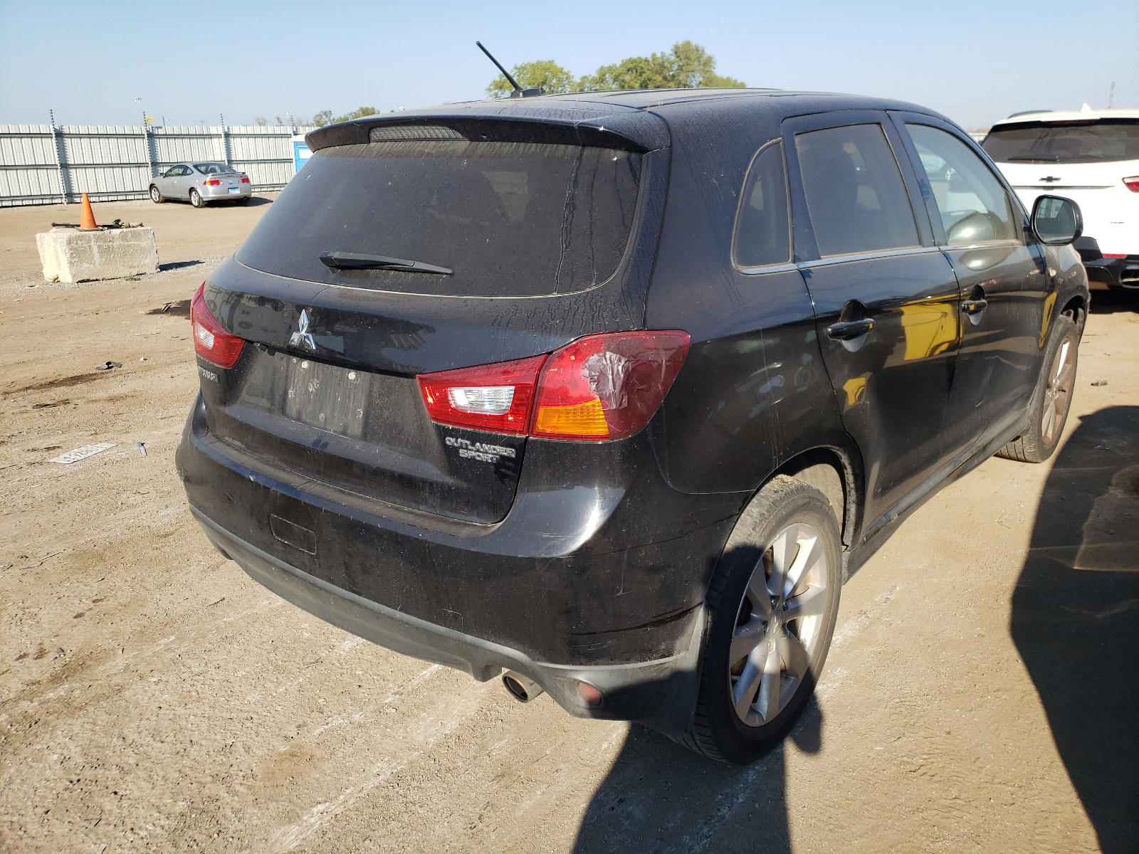 Photo 4 from auction – 2014 MITSUBISHI OUTLANDER with VIN 4A4AP4AU8EE016412