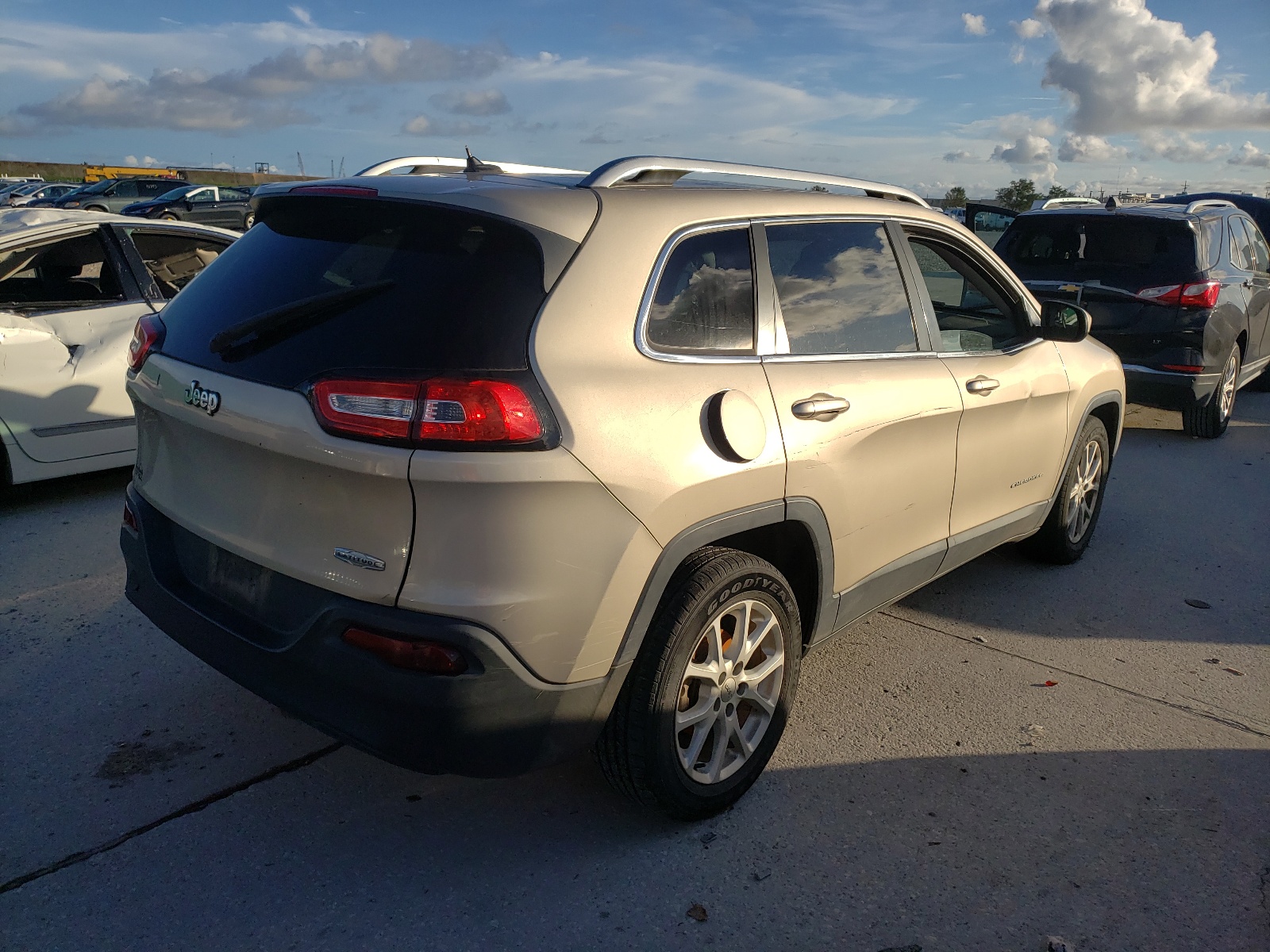 Photo 4 from auction – 2014 JEEP CHEROKEE L with VIN 1C4PJLCB6EW273748