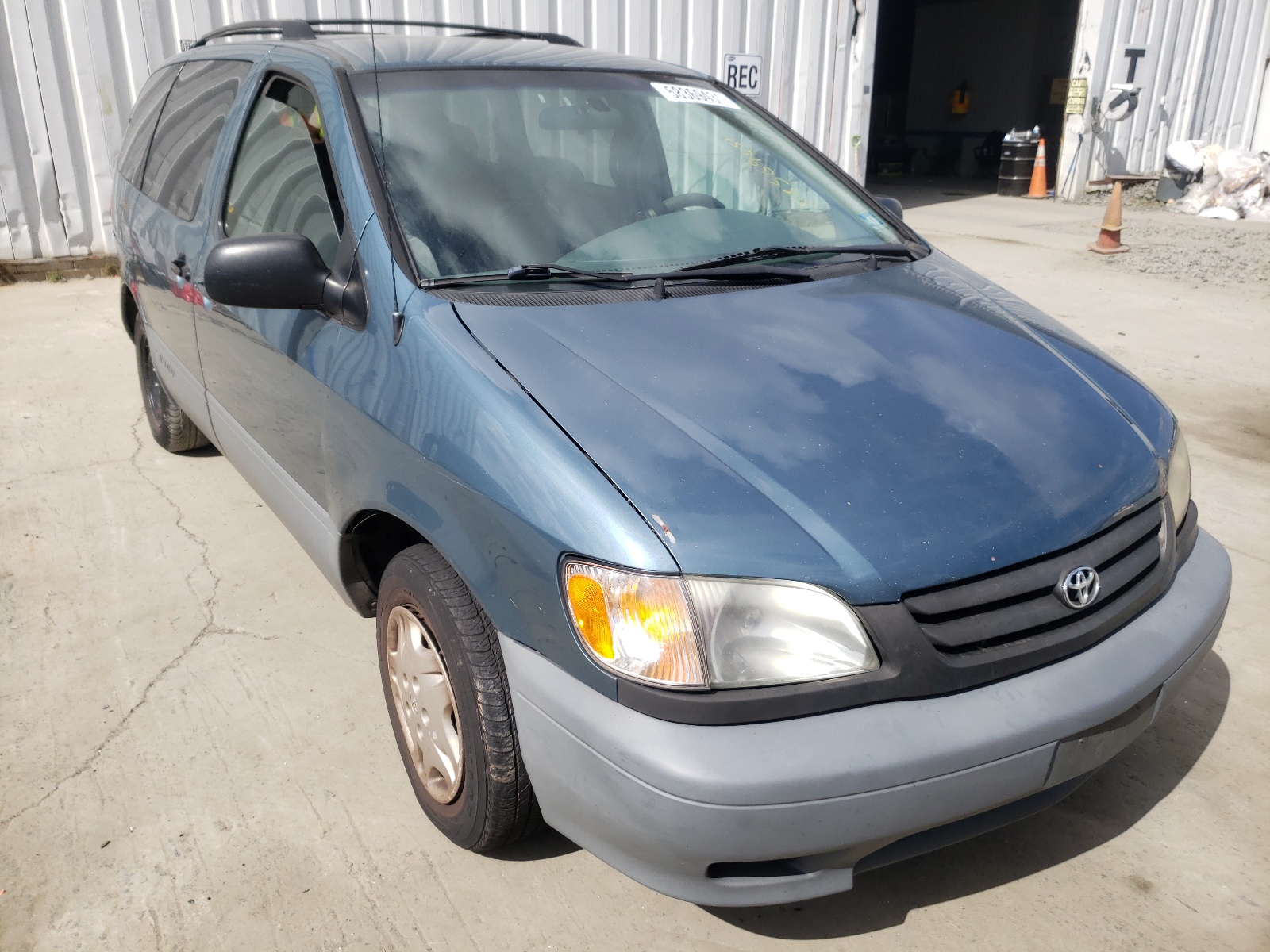 TOYOTA SIENNA LE 2002 with VIN 4T3ZF13C12U486625 - Photo from auction