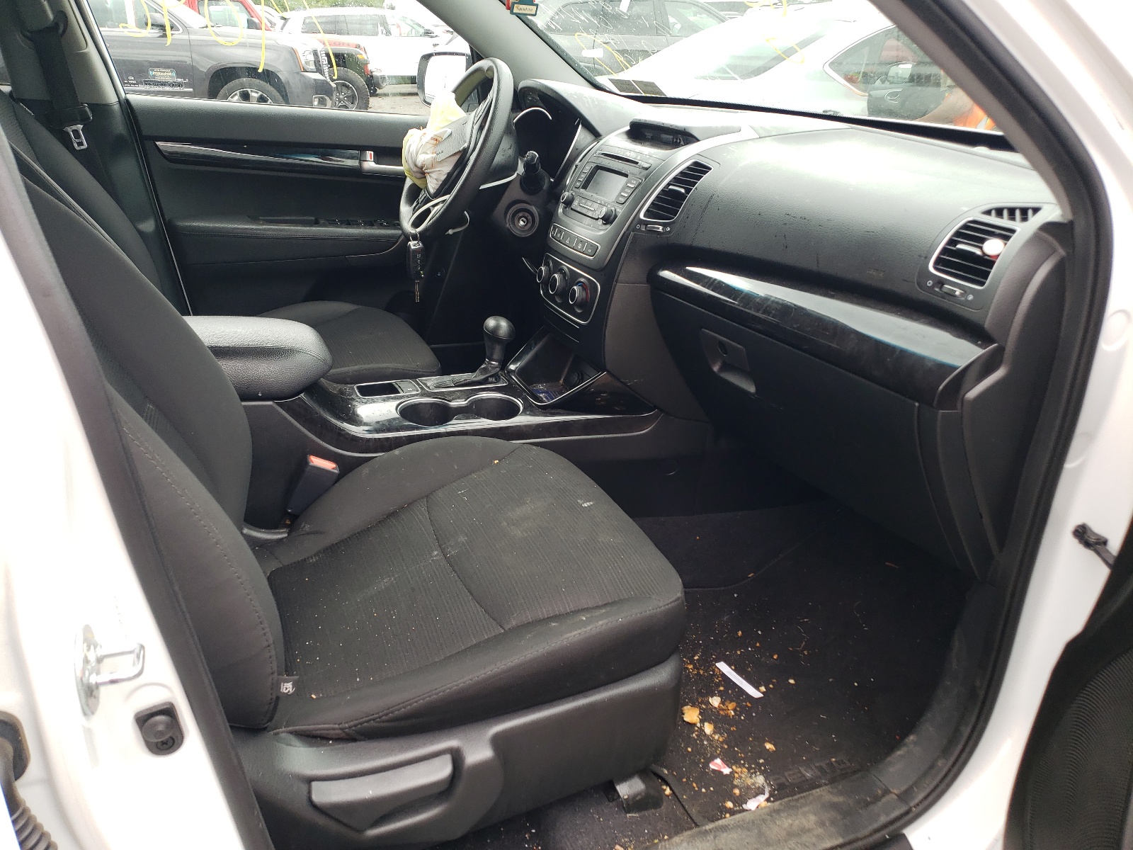 Photo 5 from auction – 2015 KIA SORENTO LX with VIN 5XYKT3A64FG660775