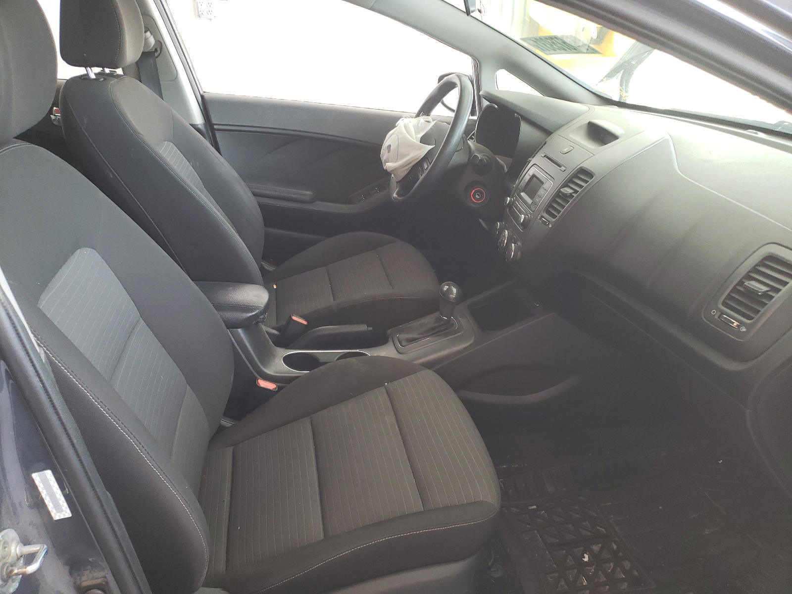 Photo 5 from auction – 2015 KIA FORTE LX with VIN KNAFX4A60F5332920