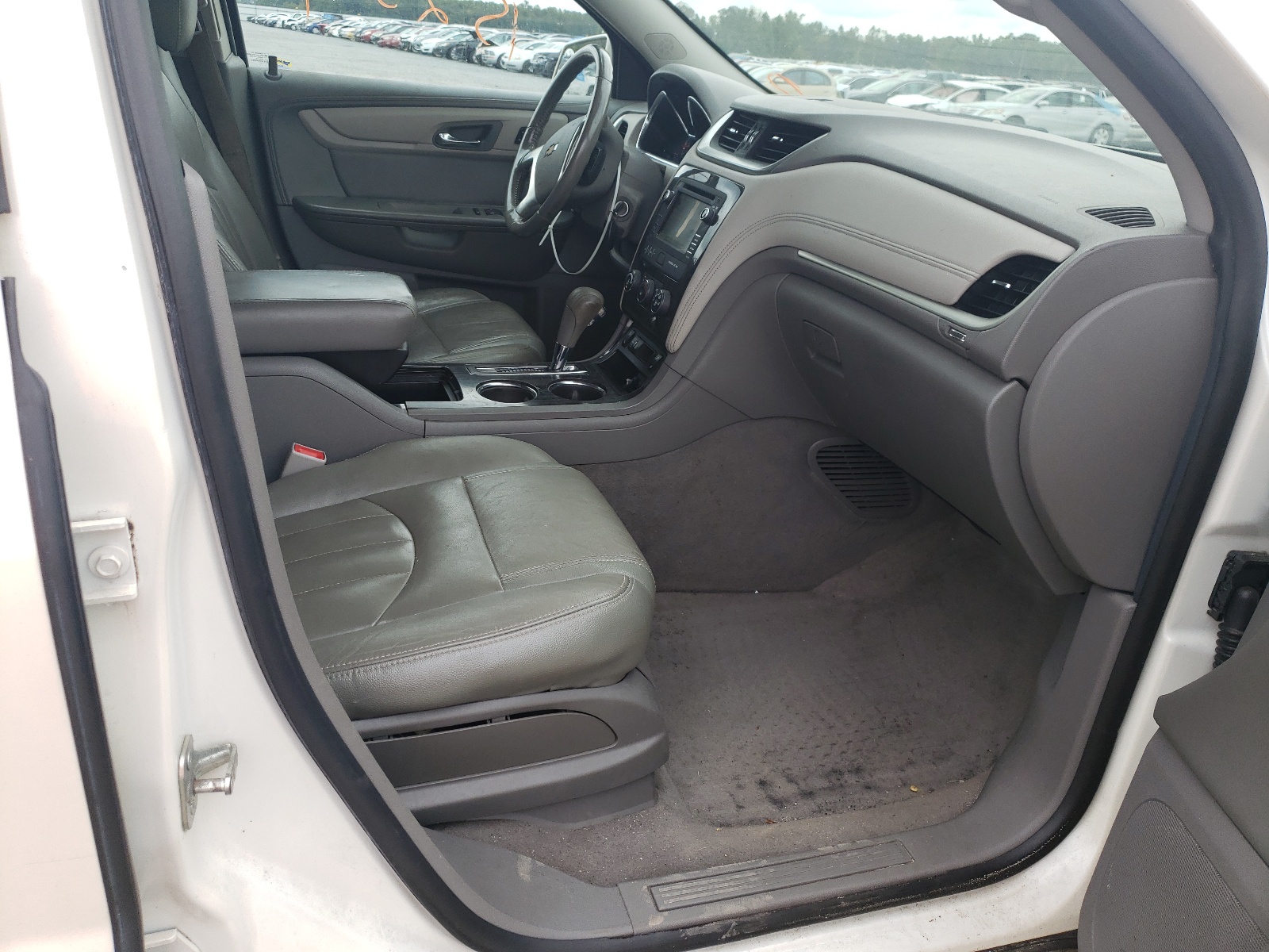 Photo 5 from auction – 2014 CHEVROLET TRAVERSE L with VIN 1GNKVGKDXEJ253659