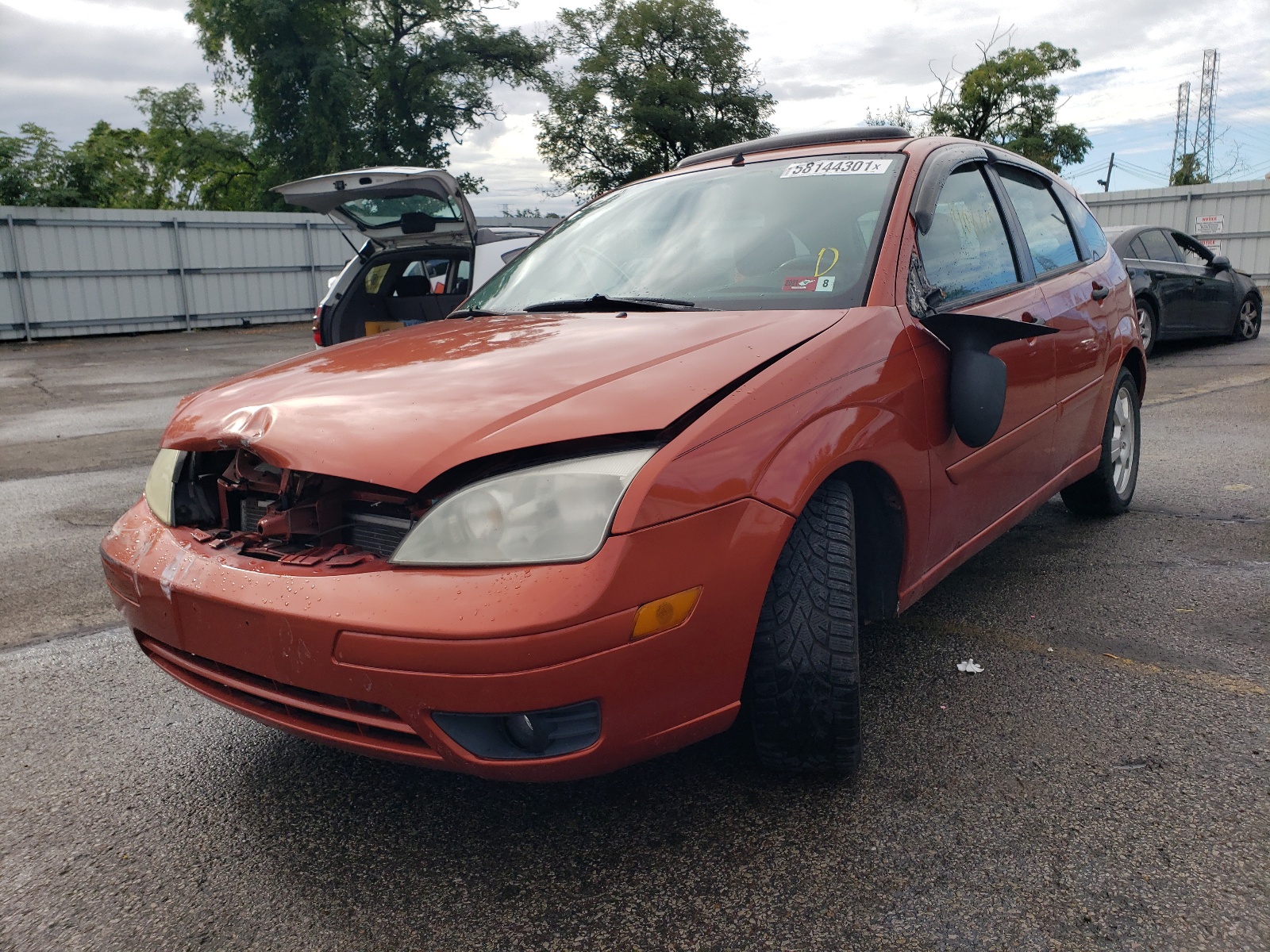 Photo 2 from auction – 2005 FORD FOCUS ZX5 with VIN 3FAFP37N05R135890