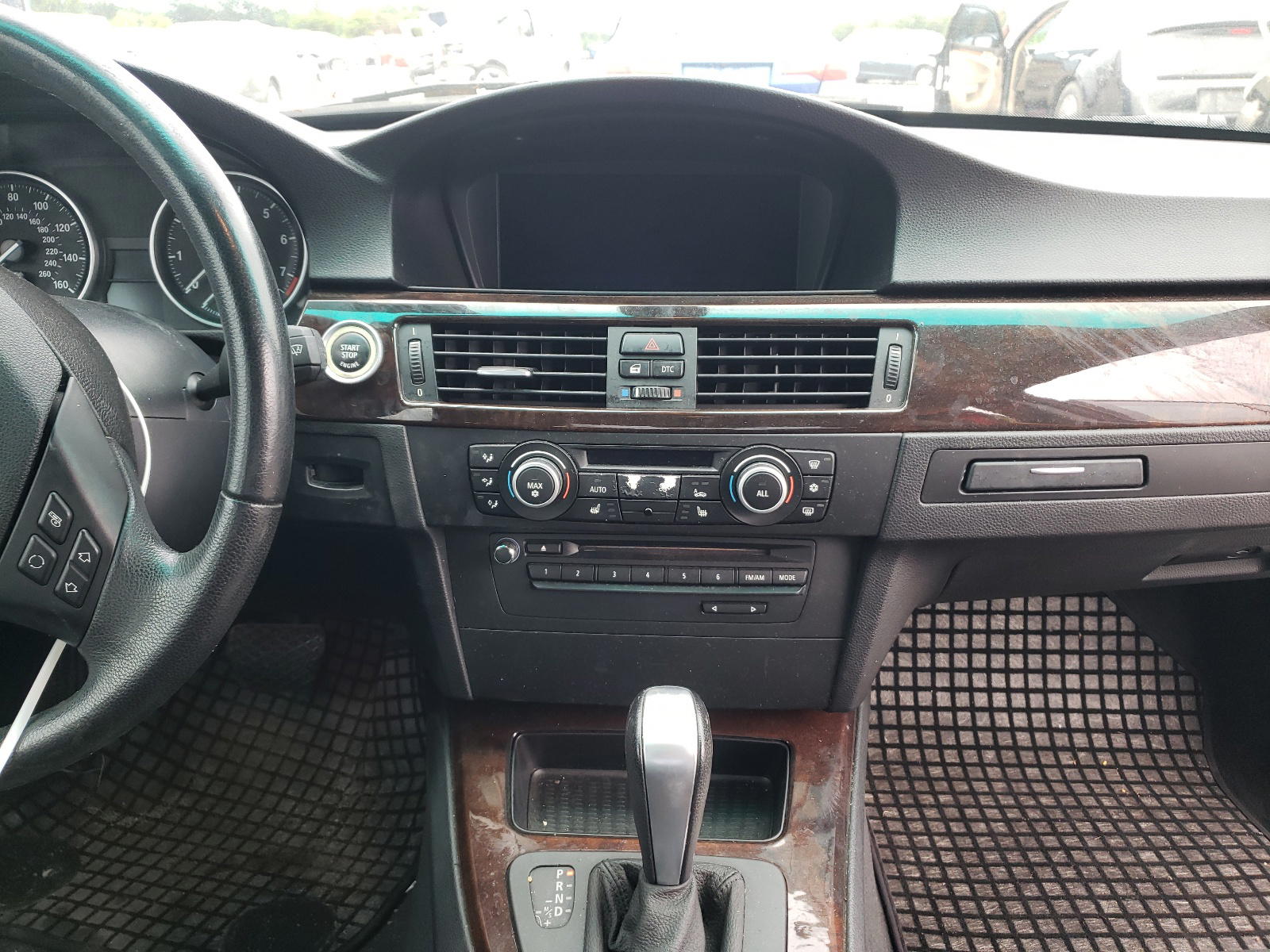 Photo 9 from auction – 2011 BMW 328 I with VIN WBAPH7G58BNM56669