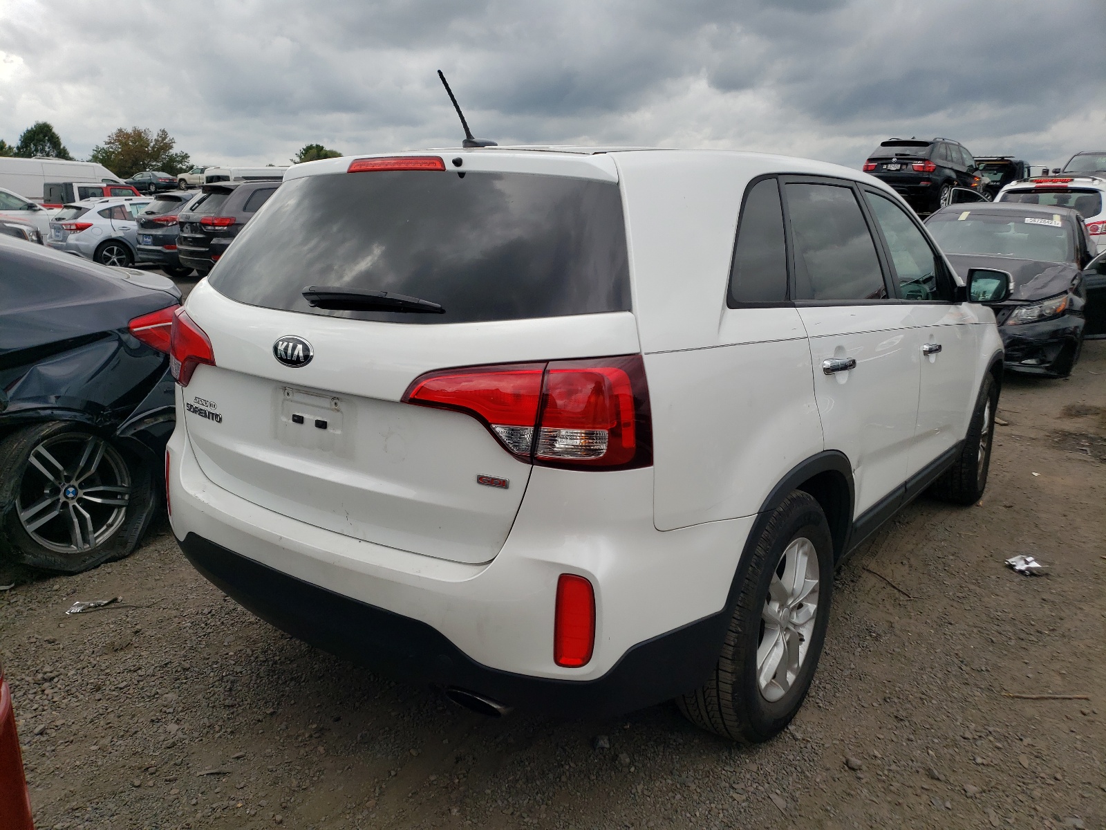 Photo 4 from auction – 2015 KIA SORENTO LX with VIN 5XYKT3A64FG660775