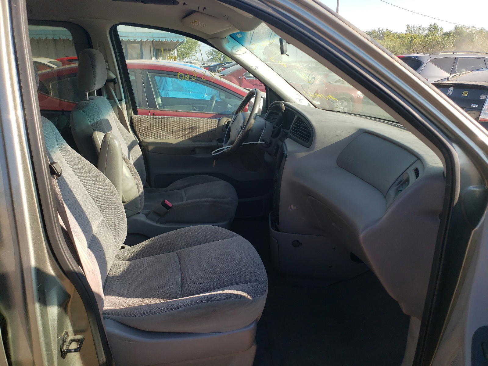 Photo 5 from auction – 2000 FORD WINDSTAR S with VIN 2FMZA5240YBA01821