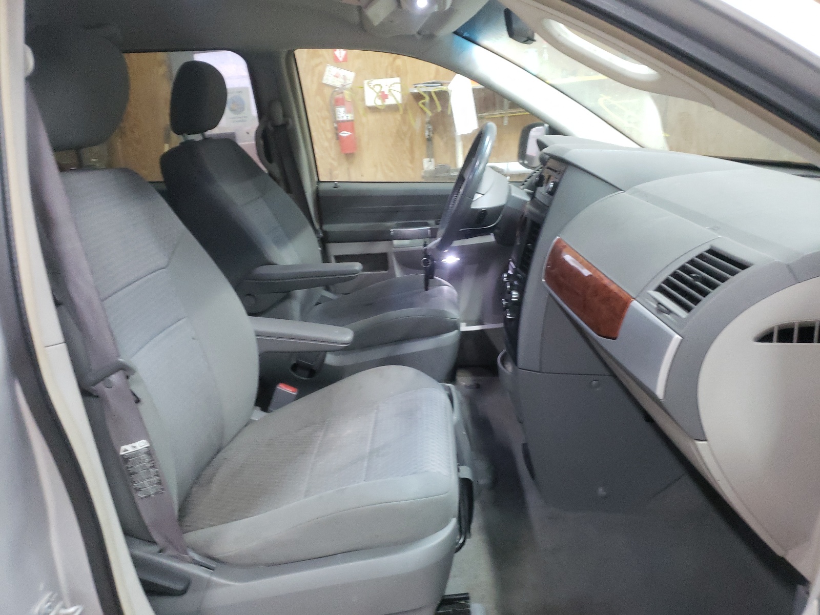 Photo 5 from auction – 2008 CHRYSLER TOWN & COU with VIN 2A8HR54P88R794575