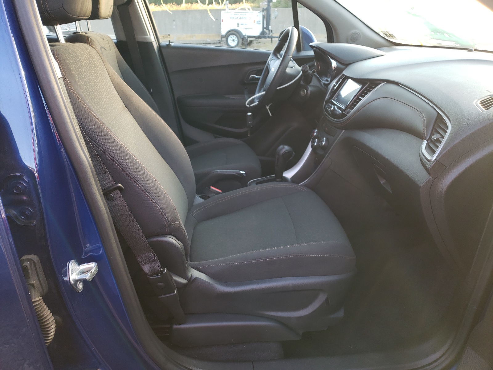 Photo 5 from auction – 2017 CHEVROLET TRAX LS with VIN 3GNCJKSB8HL157950