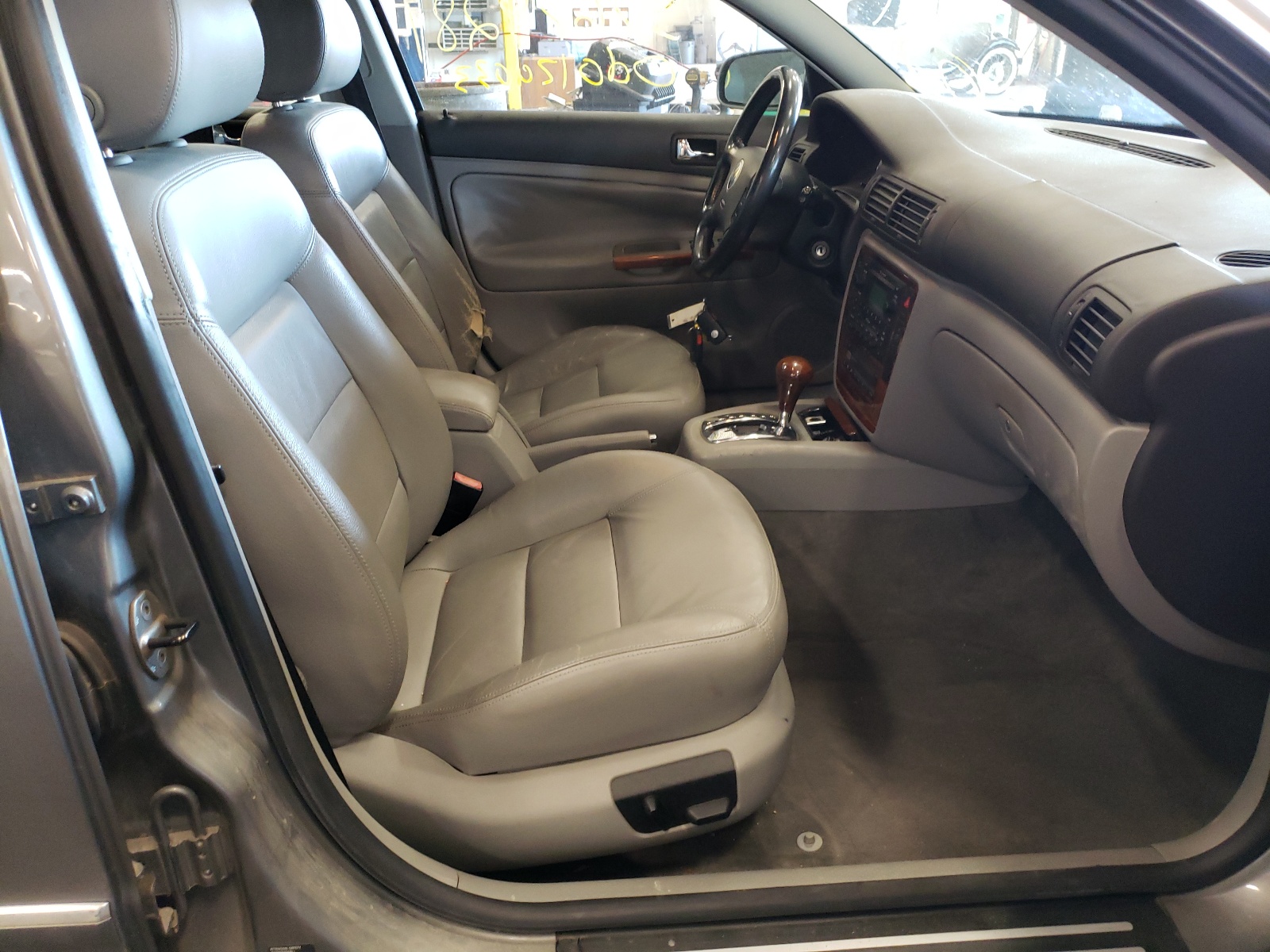 Photo 5 from auction – 2004 VOLKSWAGEN PASSAT GLX with VIN WVWTH63BX4P051203